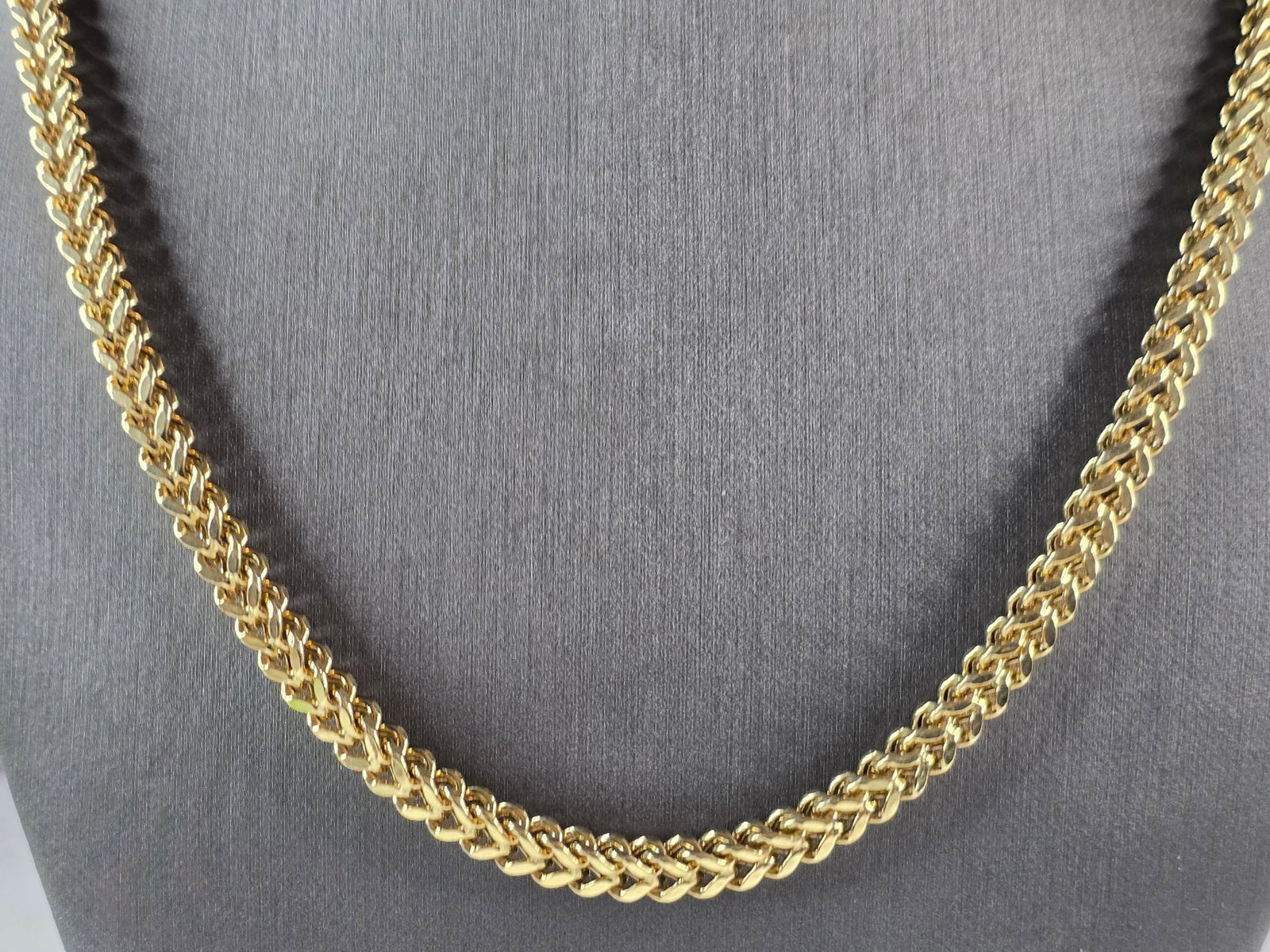Womens Vintage Estate 10K Yellow Gold Franco Chain Necklace: A WOMENS VINTAGE ESTATE 10K YELLOW GOLD FRANCO CHAIN NECKLACE. THE NECKLACE WEIGHS 37.0g, AND MEASURES 28" LONG BY 1/4" WIDE. MAKES A GREAT GIFT FOR THAT SOMEONE SPECIAL. ANY QUESTIONS, PLEASE ASK. BE