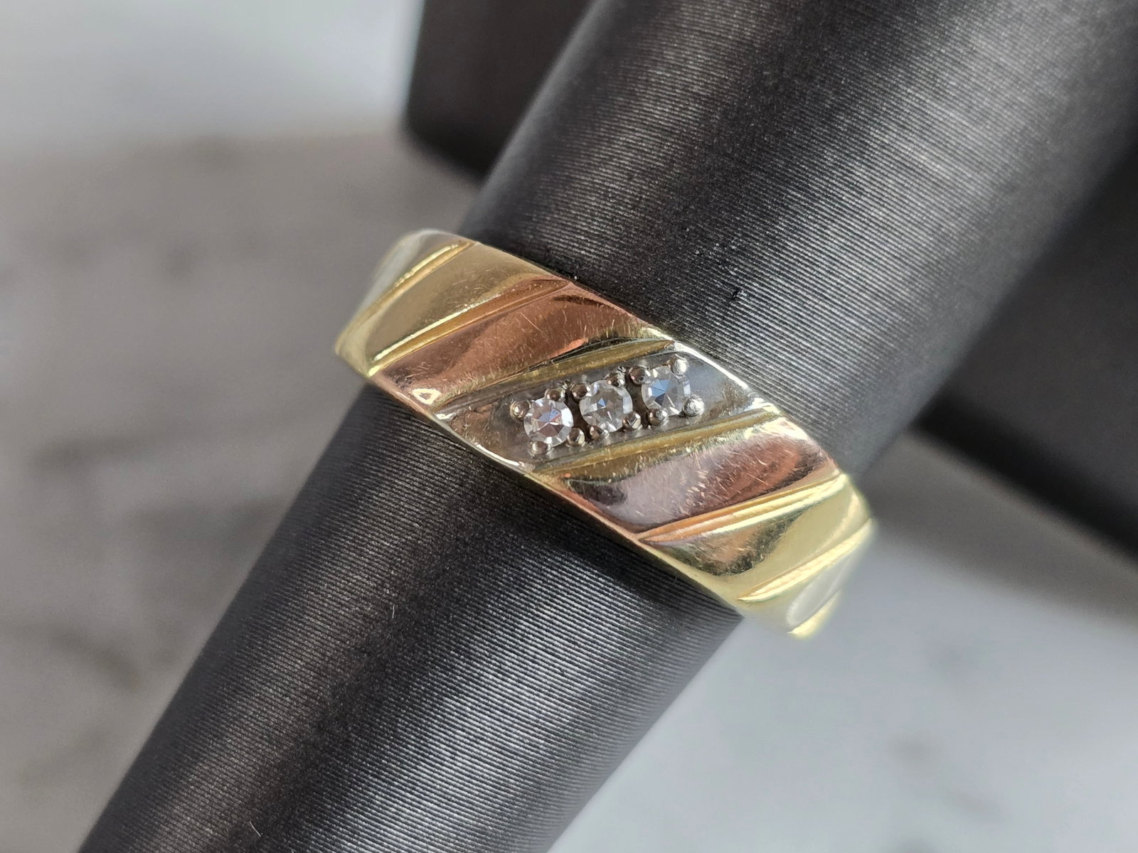 Mens Vintage Estate 14K Tri Colored Gold Diamond Ring: A MENS VINTAGE ESTATE 14K TRI COLORED GOLD DIAMOND RING WITH A TOTAL OF ABOUT .09cts OF DIAMONDS. THE TOTAL WEIGHT IS 4.1g, AND IS A SIZE 7.5. THE FACE MEASURES 1/4" WIDE. RING IS MARKED 14K ON THE IN