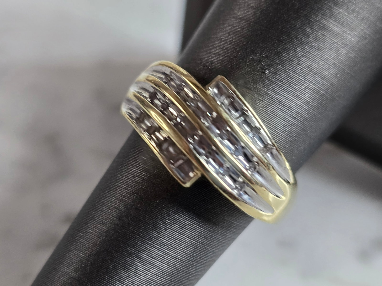 Womens Vintage Estate 10K Yellow Gold Modernist Diamond Ring: A WOMENS VINTAGE ESTATE 10K YELLOW GOLD DIAMOND RING. THERE ARE ABOUT 22 DIAMONDS IN THIS RING. THE TOTAL WEIGHT IS 2.8g, AND IS A SIZE 7.0. THE WIDTH OF THE RING IS 3/8". THERE APPEARS TO BE 2 DIAMON