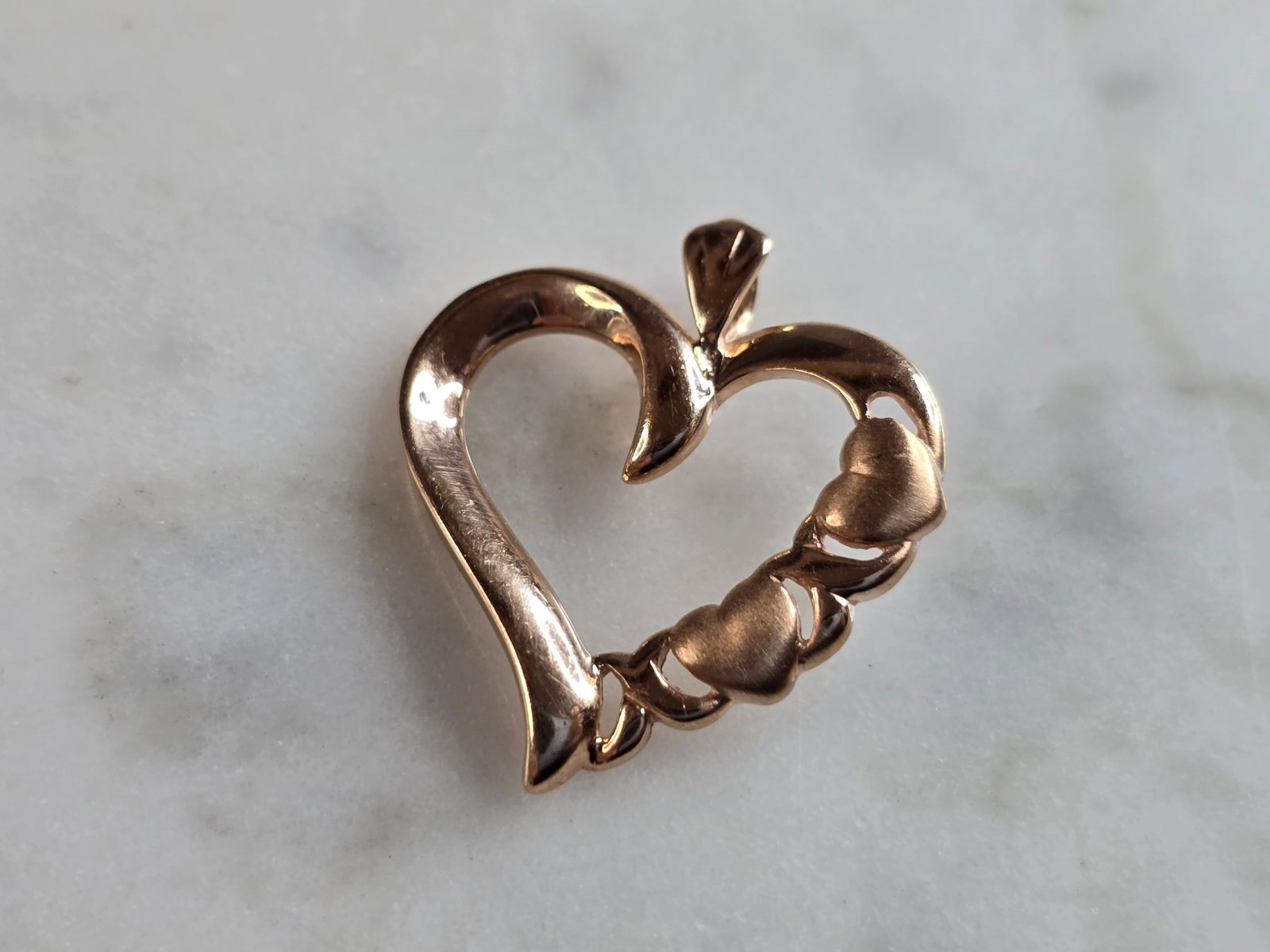 Womens Vintage Estate 14k Rose Gold Heart Pendant: A WOMENS VINTAGE ESTATE 14K ROSE GOLD HEART PENDANT. THE TOTAL WEIGHT IS 1.3g, AND MEASURES 3/4" LONG BY 3/4" WIDE. PENDANT IS MARKED ON THE BACK. MAKES A GREAT GIFT FOR THAT SOMEONE SPECIAL. ANY QUES
