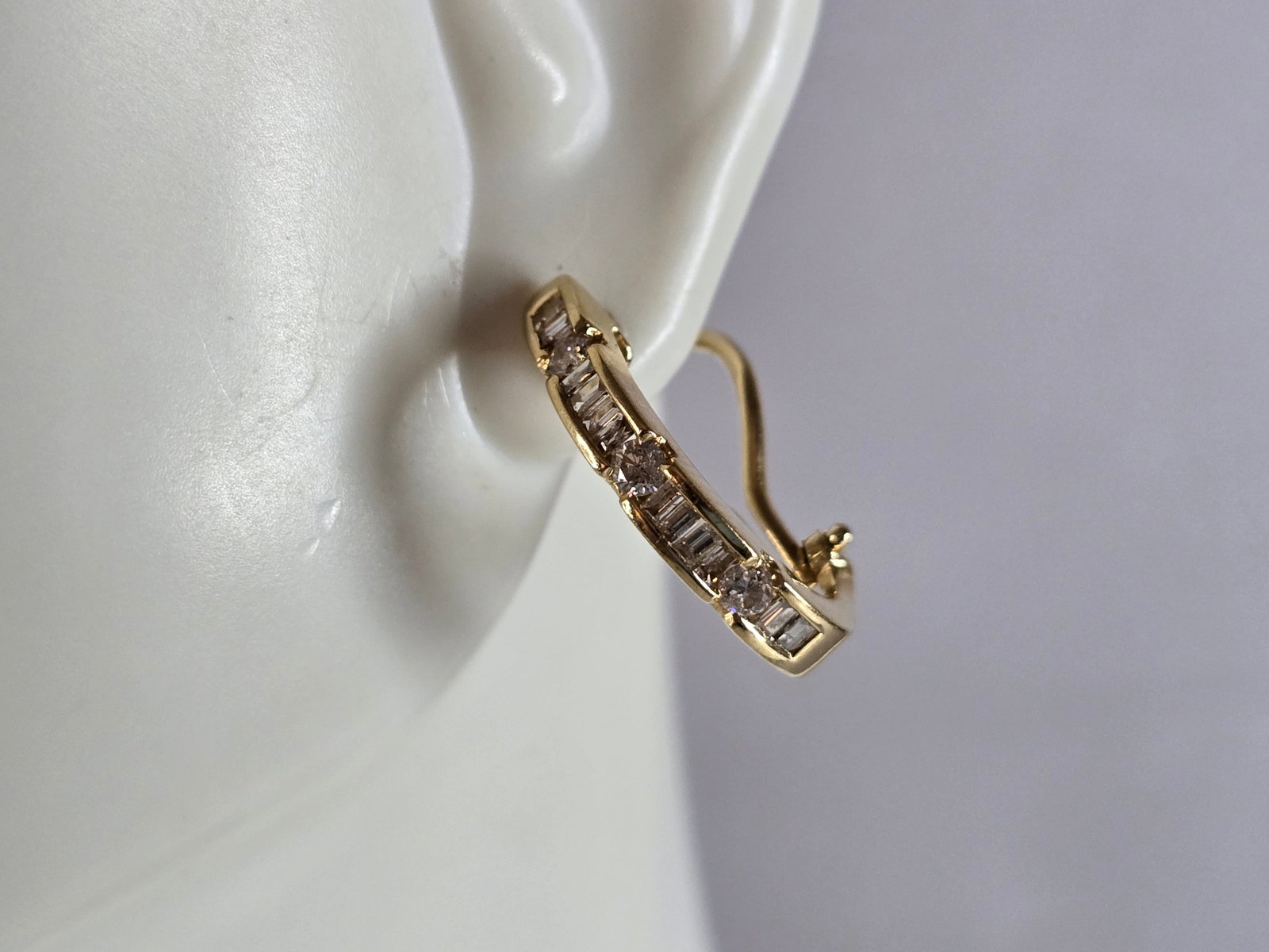 Womens Vintage Estate 14K Yellow Gold Diamond Earrings: A PAIR OF WOMENS 14K YELLOW GOLD DIAMOND EARRINGS . THE EARRINGS WEIGH 4.4g, AND MEASURE 3/4" BY 1/8". THERE ARE ABOUT 24 SMALL BAGUETTES TOTAL. ONE OF THE EARRINGS IS MISSING A SMALL ROUND DIAMOND. B