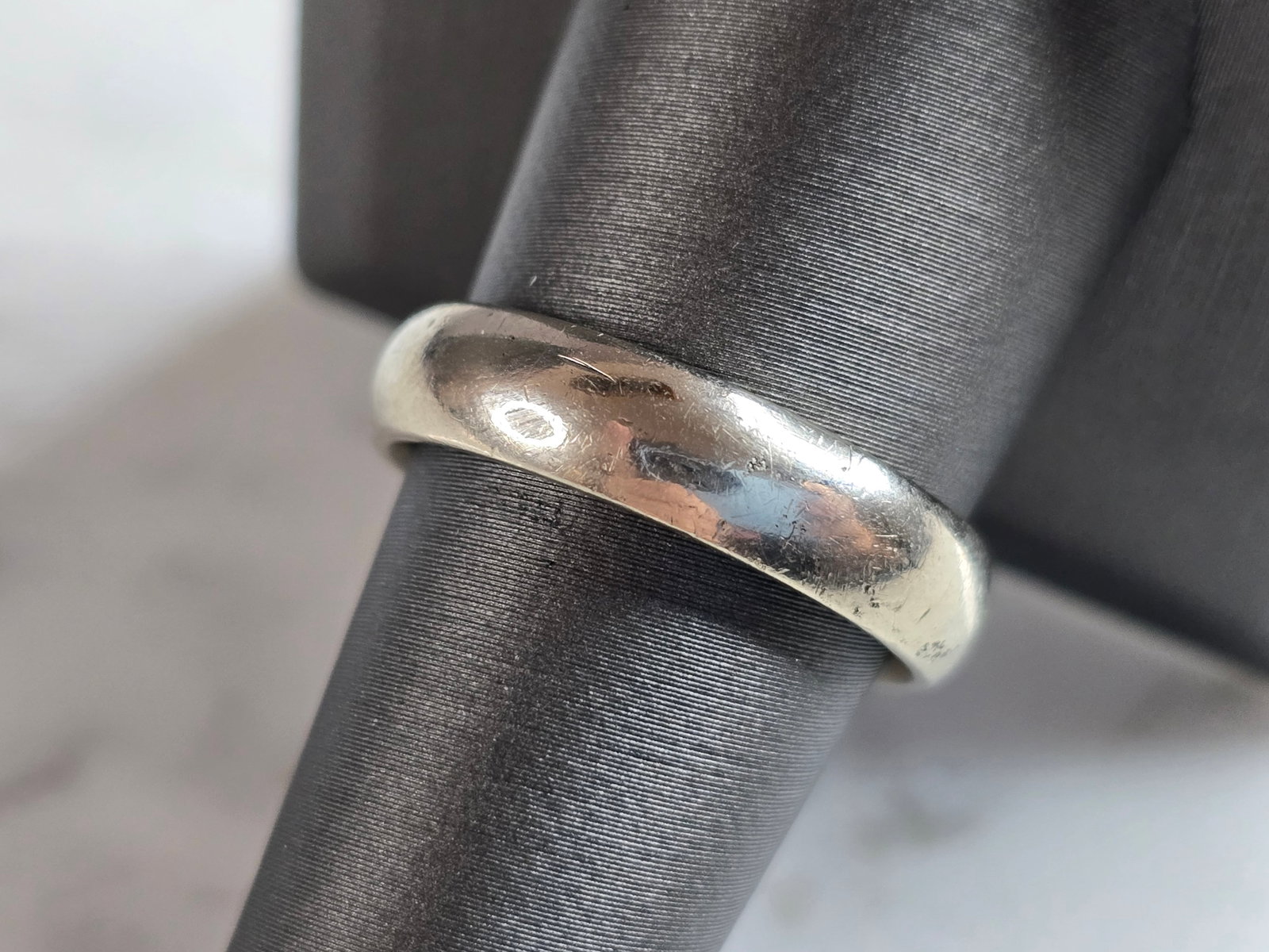 Mens Vintage Estate 14k White Gold Wedding Band Ring: A MENS VINTAGE ESTATE 14K WHITE GOLD BAND WEDDING RING. THE TOTAL WEIGHT IS 7.8g AND IS A SIZE 9.0. THE WIDTH OF THE RING MEASURES 3/16". RING IS MARKED 14K ON THE INSIDE OF THE BAND. ANY QUESTIONS, P