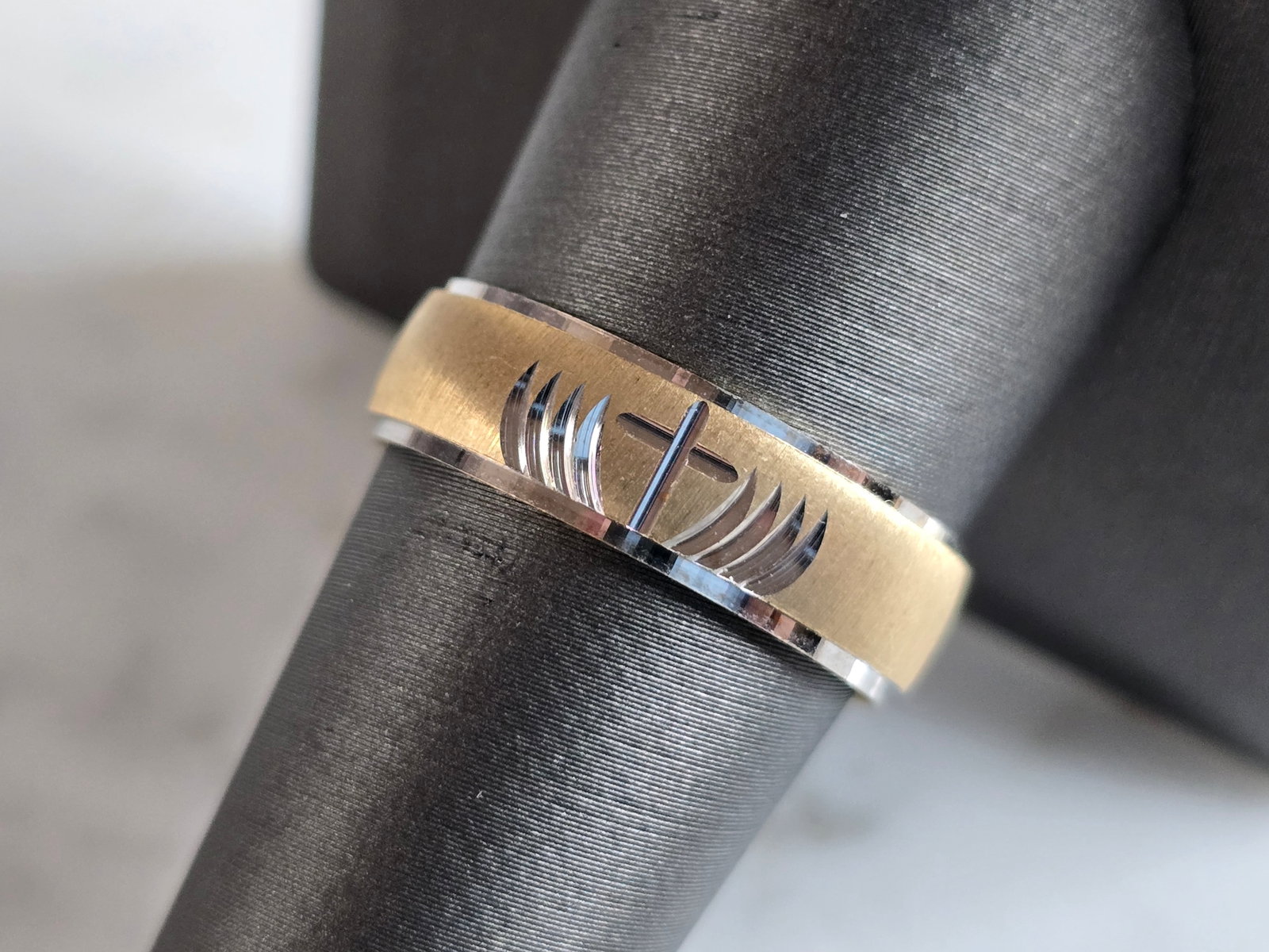 Mens Vintage Estate 14K Yellow Gold Religious Cross Ring: A MENS VINTAGE ESTATE 14K YELLOW GOLD RELIGIOUS CROSS RING. RING WEIGHS 4.4g AND IS A SIZE 9.75. THE WIDTH OF THE RING IS 1/4", AND IS MARKED "14K". ANY QUESTIONS PLEASE DONT HESITATE TO ASK. BE SURE 