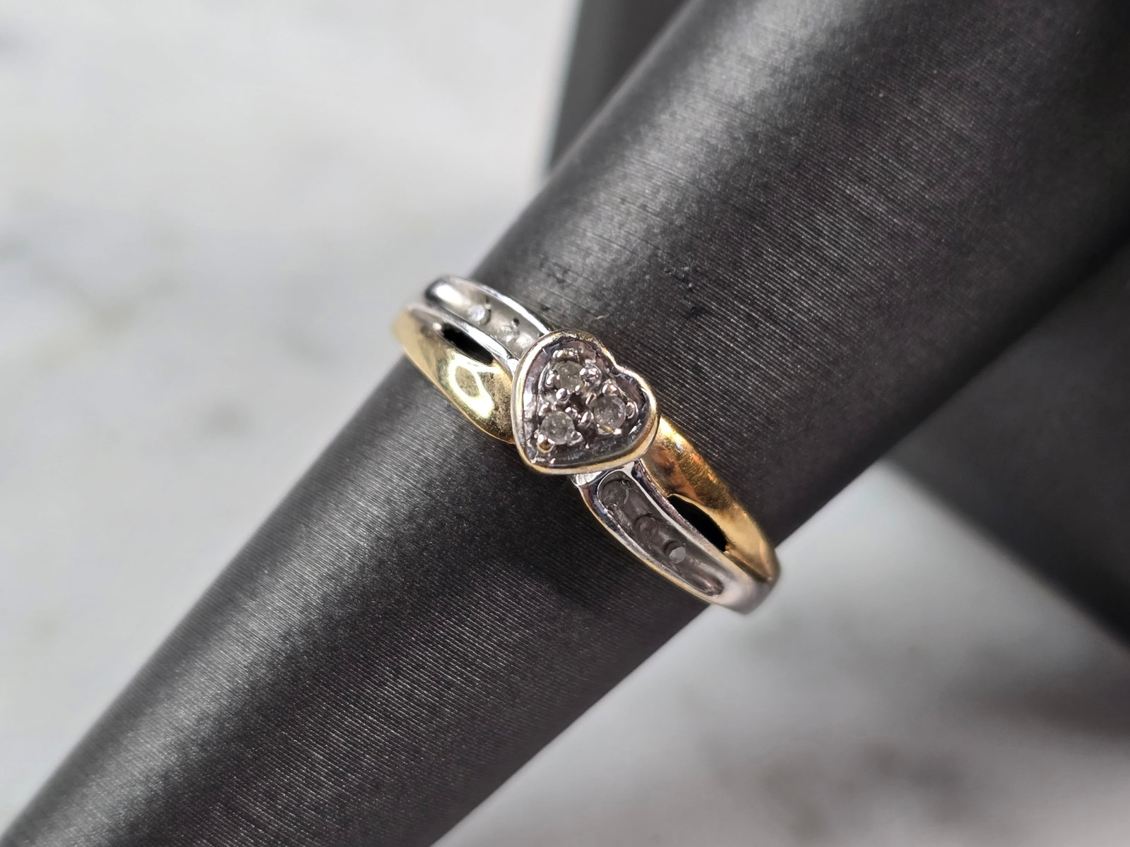 Womens Vintage Estate 10K Yellow White Gold Diamond Heart Ring: A WOMENS VINTAGE ESTATE 10K YELLOW & WHITE GOLD DIAMOND HEART RING. THERE ARE 9 TINY DIAMONDS . THE TOTAL WEIGHT IS 2.2g, AND IS A SIZE 7.25. THE WIDTH OF THE RING IS 1/4". ANY QUESTIONS PLEASE DONT H