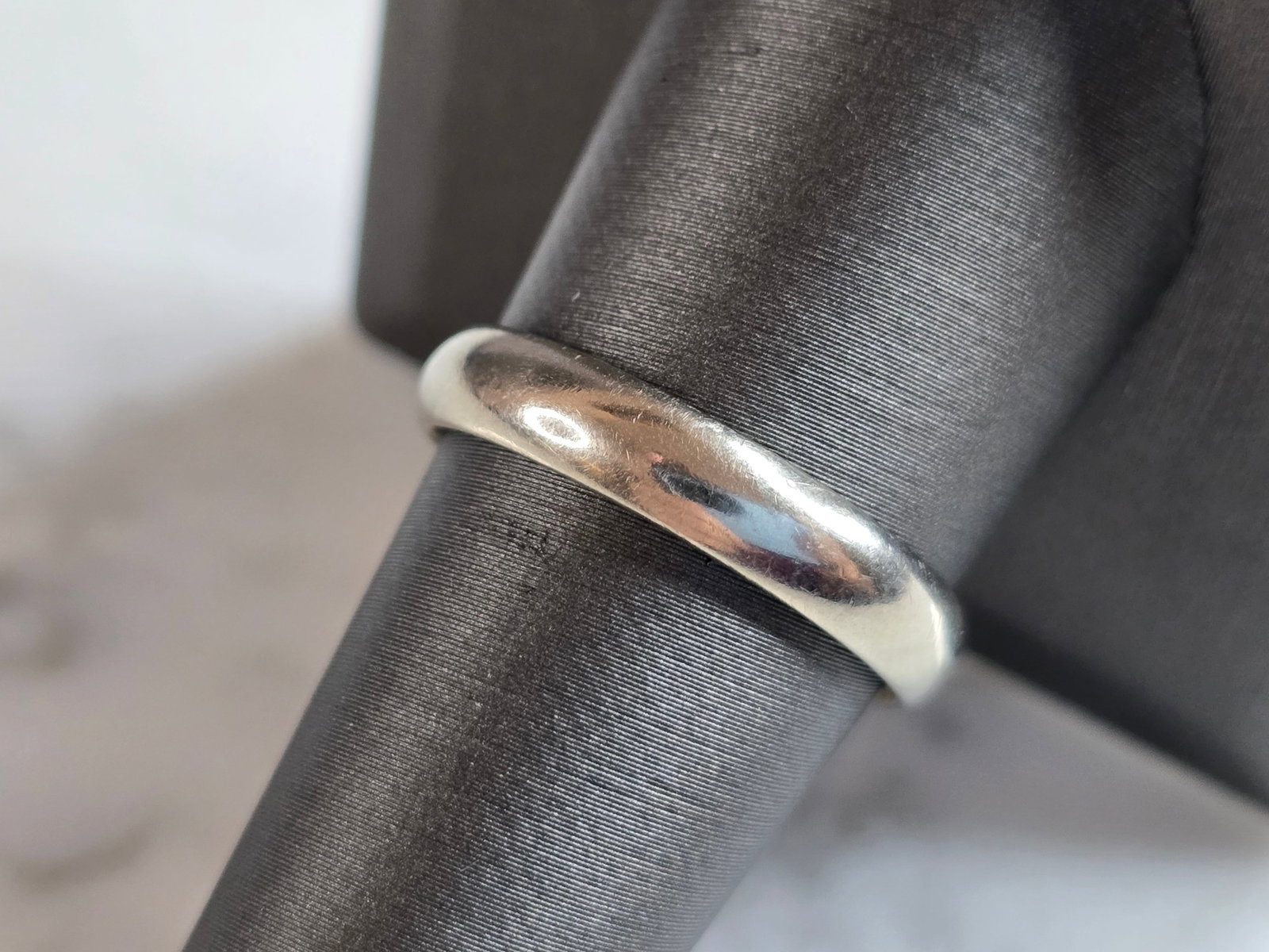 Mens Vintage Estate 10K White Gold FG Band Wedding Ring: A MENS VINTAGE ESTATE 10K WHITE GOLD WEDDING RING THAT WAS MADE BY FREDERICK GOLDMAN. RING WEIGHS 4.0g, AND IS A SIZE 9.25. THE WIDTH OF THE RING IS 3/16". RING IS MARKED ON THE INSIDE OF THE BAND. AN
