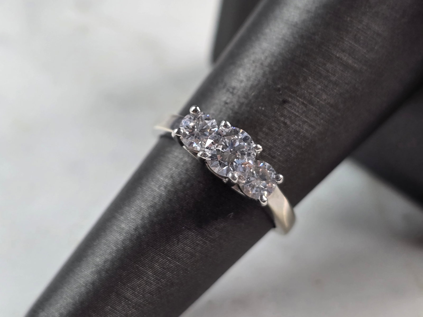 Womens Vintage Estate 14K White Gold Platinum Diamond Ring Magic Glo: A WOMENS VINTAGE ESTATE 14K GOLD DIAMOND RING WITH PLATINUM MADE BY MAGIC-GLO. THE RING IS A SIZE 6.25 AND WEIGHS 3.5g. THERE ARE ABOUT .65cts OF DIAMONDS. THE WIDTH OF THE RING IS ABOUT 1/4". RING MA
