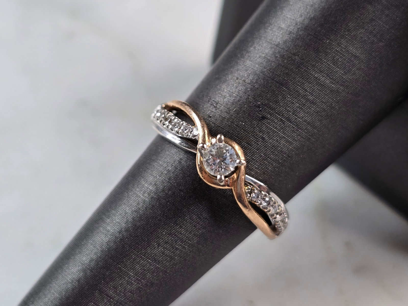 Womens Vintage Estate 14k White & Rose Gold Diamond Ring: A WOMENS VINTAGE ESTATE 14K WHITE & ROSE GOLD DIAMOND RING. THE SIZE OF THE RING IS A 7.0, AND WEIGHS 3.4g. THE CENTER DIAMOND IS ABOUT .15cts, WITH 12 TINY DIAMONDS. THE WIDTH OF THE RING IS ABOUT 1/