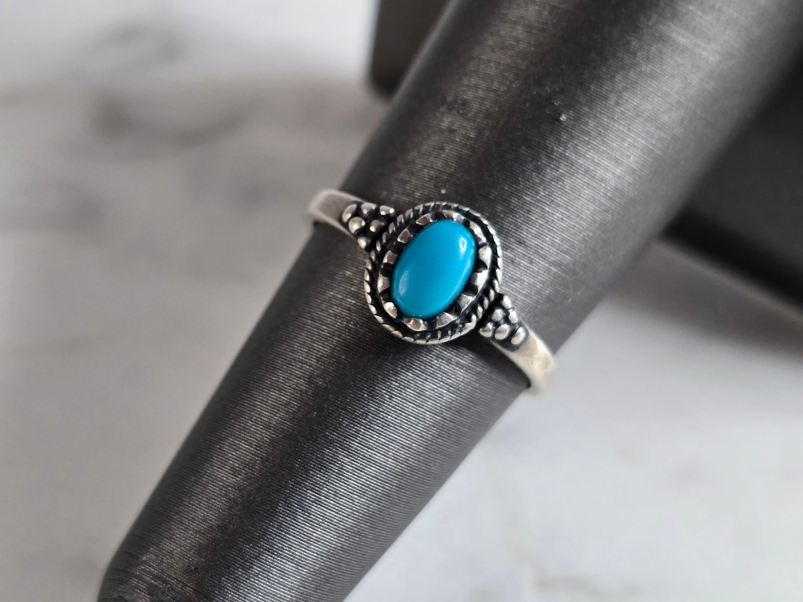 Womens Vintage Estate Sterling Silver Modernist Turquoise Ring: A WOMENS VINTAGE ESTATE STERLING SILVER MODERNIST TURQUOISE RING. RING SIZE IS 6.0, AND WEIGHS 1.4g. THE WIDTH OF THE RING IS 1/4". THIS WOULD MAKE A NICE GIFT FOR THAT SOMEONE SPECIAL. ANY QUESTIONS 