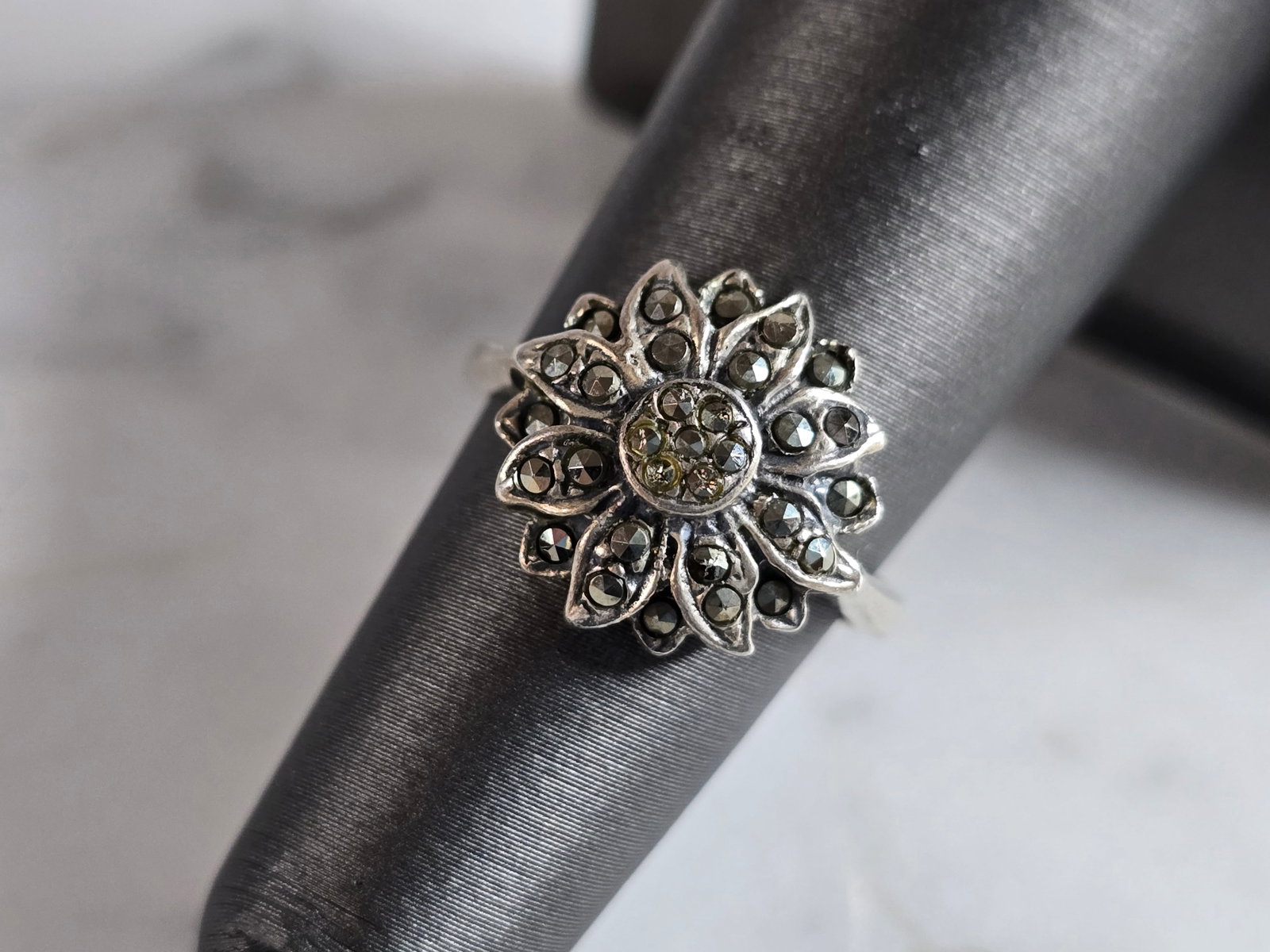 Womens Vintage Estate Sterling Silver Modernist Flower Ring: A WOMENS VINTAGE ESTATE STERLING SILVER MODERNIST FLOWER RING. THE TOTAL WEIGHT IS 4.0g, AND IS A SIZE 5.75. THE WIDTH OF THE RING IS 1/2". RING WOULD MAKE A GREAT GIFT FOR SOMEONE SPECIAL. ANY QUESTI