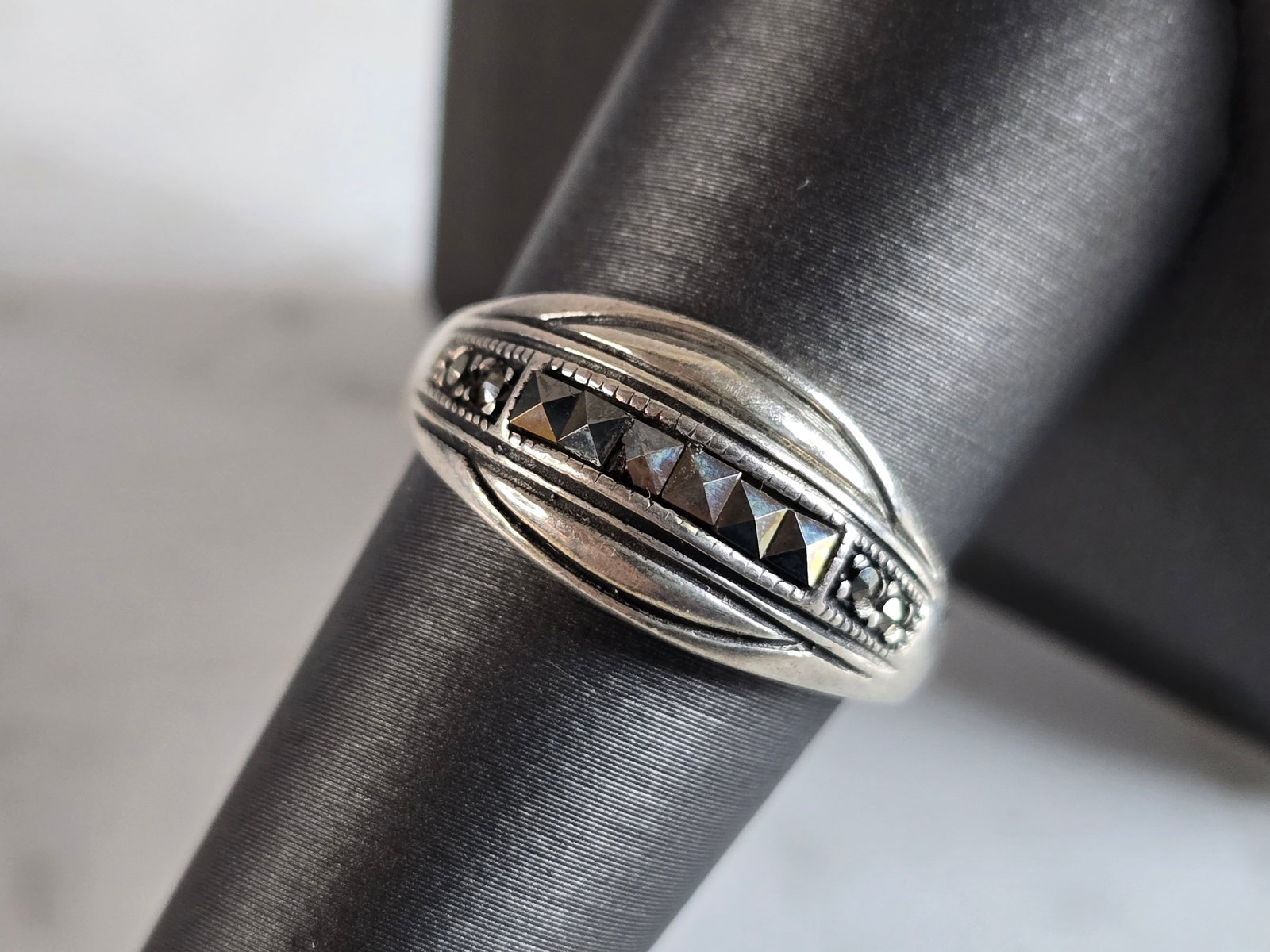 Womens Vintage Estate Sterling Silver Modernist Ring: A WOMENS VINTAGE ESTATE STERLING SILVER MODERNIST RING. RING IS A SIZE 8.75 AND WEIGHS 4.0g. THE WIDTH OF THE RING IS 3/8". ANY QUESTIONS PLEASE DO NOT HESITATE TO ASK. BE SURE TO CHECK OUT SOME OF OU