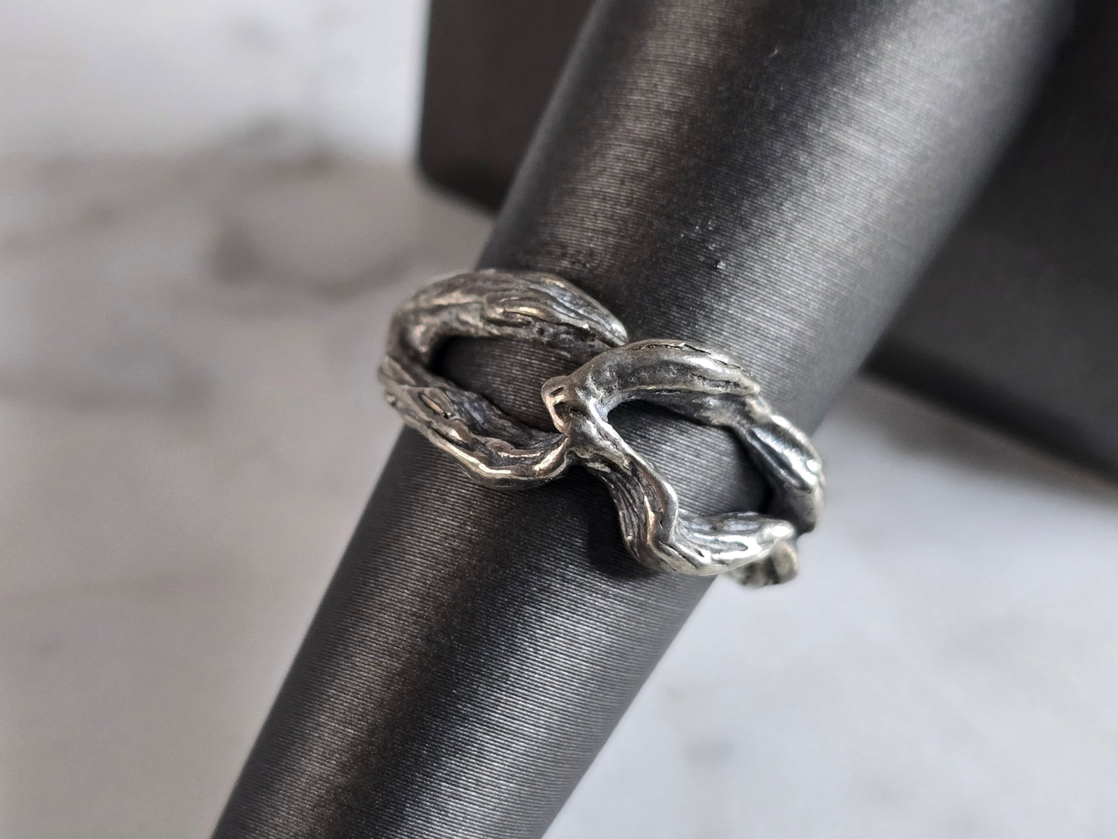Womens Vintage Estate Sterling Silver Modernist Ring: A WOMENS VINTAGE ESTATE STERLING SILVER MODERNIST RING. THE RING SIZE IS A 6.75, AND WEIGHS 4.7g. THE WIDTH OF THE RING IS 3/8". THIS WOULD MAKE A NICE GIFT FOR THAT SOMEONE SPECIAL. ANY OTHER QUESTIO
