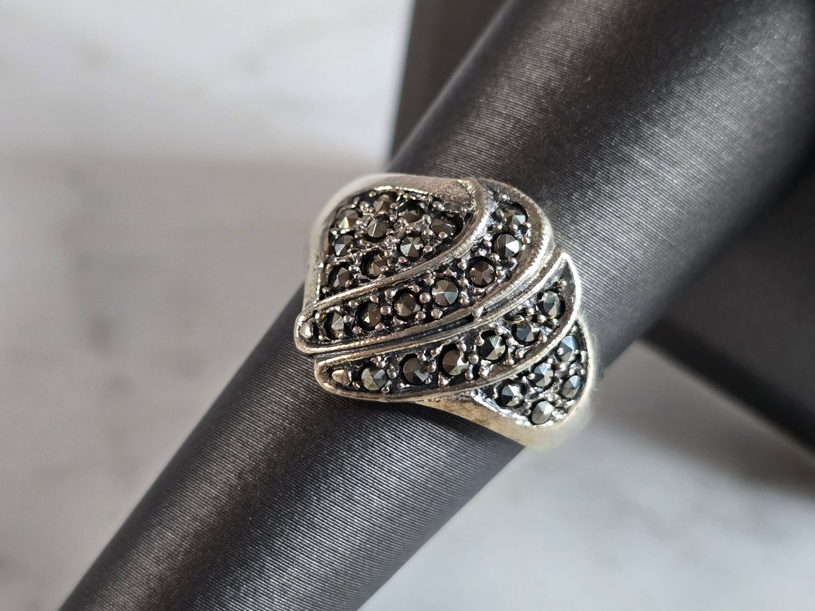 Womens Vintage Estate Sterling Silver Modernist Ring: A WOMENS VINTAGE ESTATE STERLING SILVER MODERNIST RING. THE TOTAL WEIGHT IS 5.0g, AND IS A SIZE 8.0. THE LENGTH OF THE RING IS 5/8". RING WOULD MAKE A GREAT GIFT FOR SOMEONE SPECIAL. ANY QUESTIONS PLE