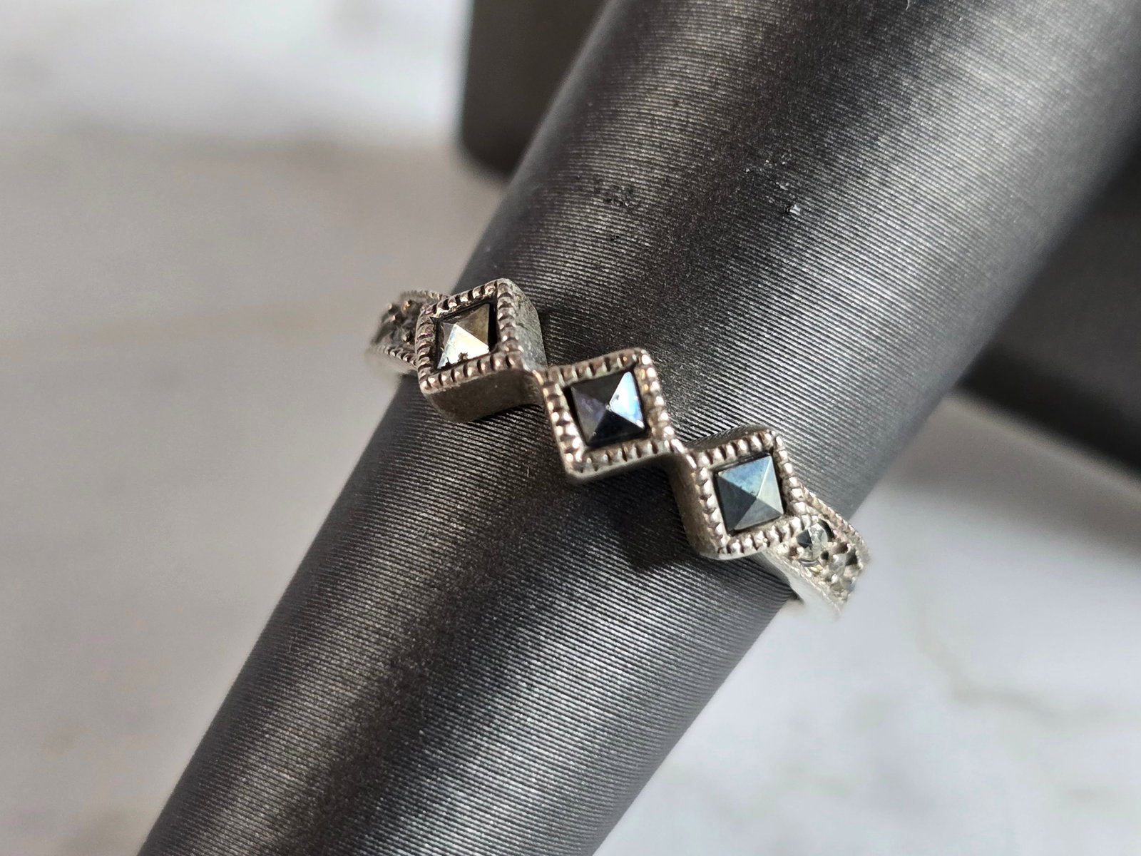 Womens Vintage Estate Sterling Silver Modernist Ring: A WOMENS VINTAGE ESTATE STERLING SILVER MODERNIST RING. THE TOTAL WEIGHT IS 2.8g, AND IS A SIZE 8.0. THE WIDTH OF THE RING IS 3/16". RING WOULD MAKE A GREAT GIFT FOR SOMEONE SPECIAL. ANY QUESTIONS PLE