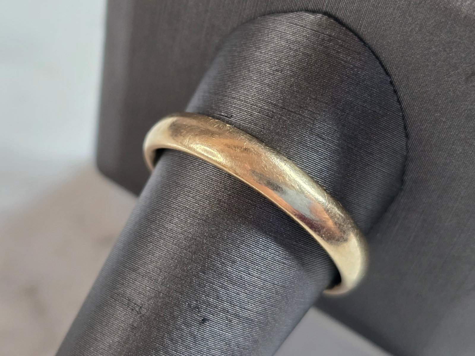 Mens Vintage Estate 10k Yellow Gold Tessler Weiss Wedding Band Ring: A MENS VINTAGE ESTATE 10K GOLD WEDDING BAND MADE BY TESSLER & WEISS. THE SIZE OF THE RING IS A 12.0, AND WEIGHS 5.2g. THE WIDTH OF THE BAND IS 1/8". RING IS STAMPED "10K, TW". ANY QUESTIONS PLEASE DO 