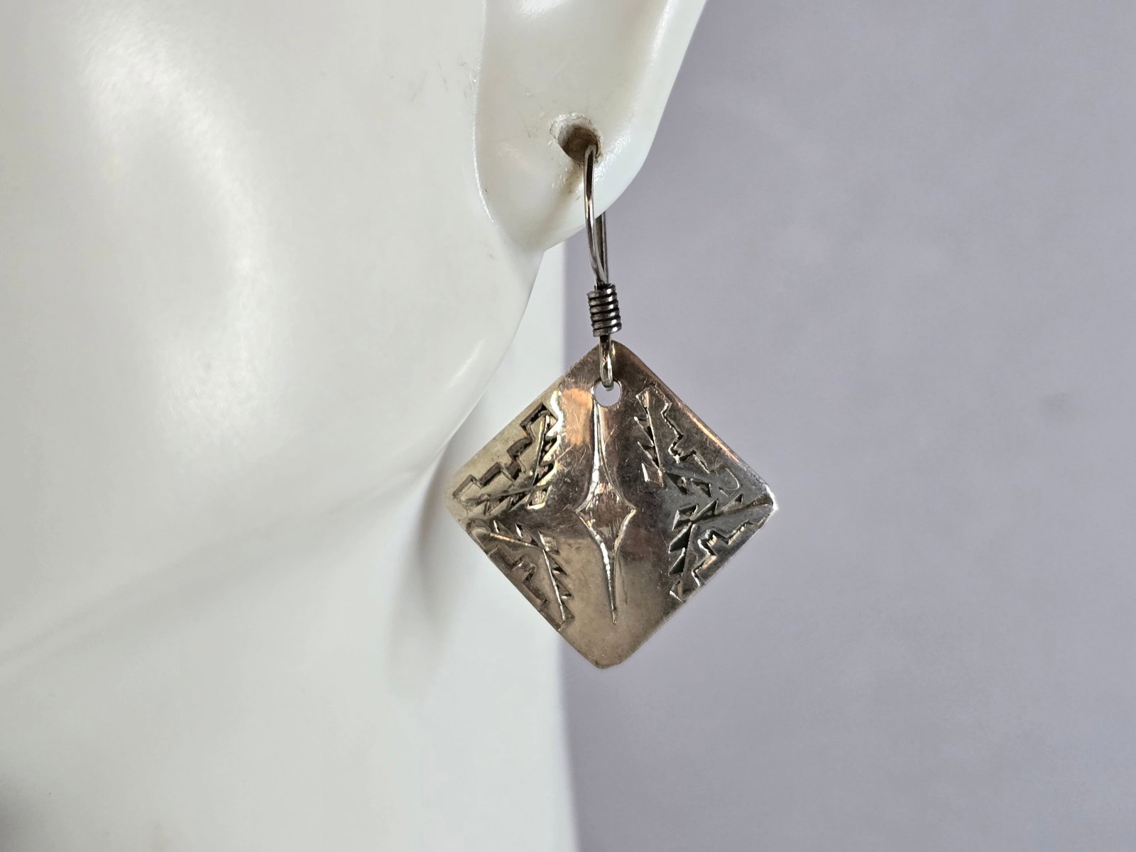 Womens Vintage Estate Sterling Silver Dangle Earrings: A PAIR OF WOMENS STERLING SILVER DANGLE EARRINGS. EARRINGS WEIGH 3.1g AND MEASURES 1 1/8" LONG BY 3/4" WIDE. ANY QUESTIONS, PLEASE DO NOT HESITATE TO ASK. BE SURE TO CHECK OUT SOME OF MY OTHER GREAT I