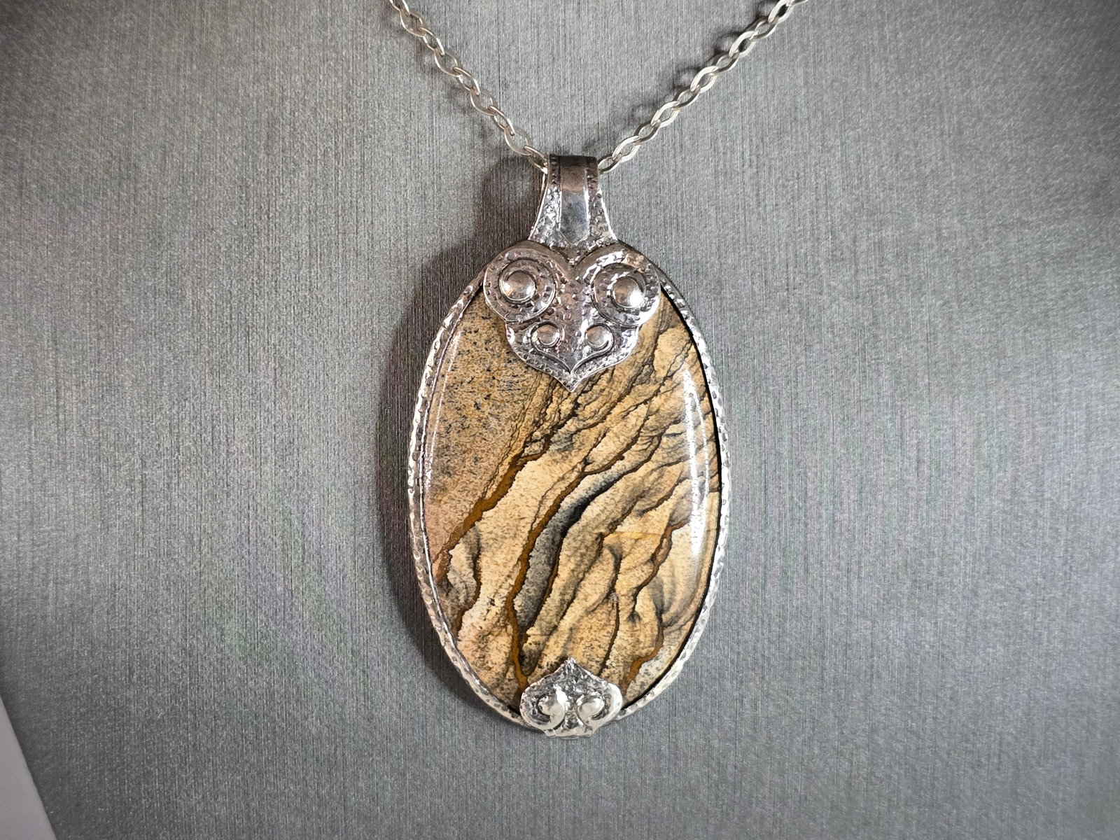 Womens Vintage Estate Sterling Silver Jasper Pendant Necklace: A WOMENS VINTAGE ESTATE STERLING SILVER JASPER PENDANT WITH NECKLACE. PENDANT AND NECKLACE WEIGHS 32.6g. PENDANT MEASURES 2 5/8" LONG BY 1 1/2" WIDE. NECKLACE MEASURES 24" LONG. PENDANT IS MARKED ALON