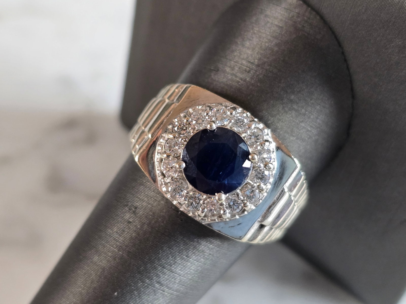 Mens Vintage Estate 14k White Gold Diamond Sapphire Ring: A MEN'S VINTAGE ESTATE 14K WHITE GOLD DIAMOND SAPPHIRE RING. RING HAS ABOUT 0.70cts OF DIAMONDS. THE RING WEIGHS 9.4g, AND IS A SIZE 10.5. THE FACE OF THE RING MEASURES 1/2" WIDE. NOT SURE IF THE SAPP