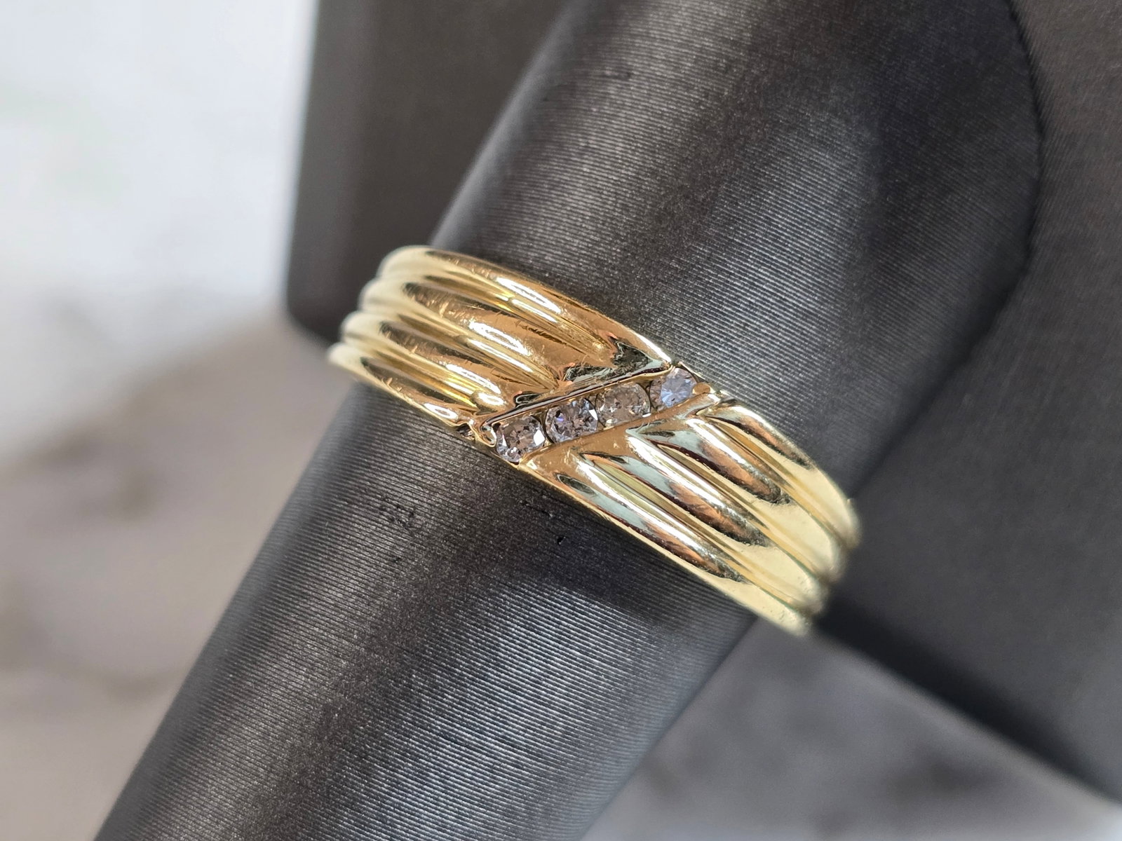 Mens Vintage Estate 14K Yellow Gold Diamond Ring: A MENS VINTAGE ESTATE 14K YELLOW GOLD DIAMOND RING WITH A TOTAL OF ABOUT .12cts OF DIAMONDS. THE TOTAL WEIGHT IS 3.3g, AND IS A SIZE 10.0. THE FACE MEASURES 1/4" WIDE. RING IS MARKED 14K ON THE INSIDE