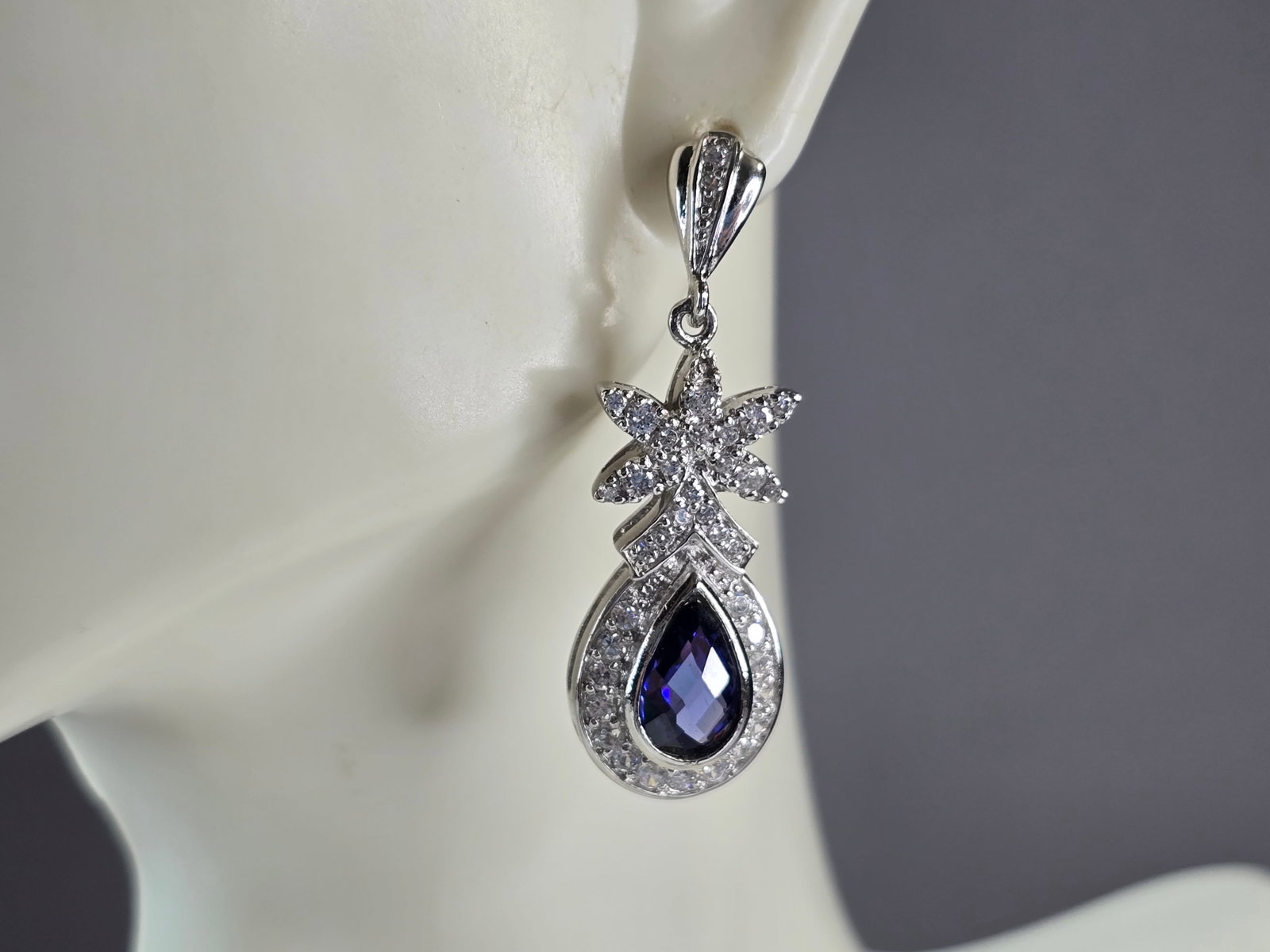 Womens Vintage Estate Sterling Silver Tanzanite CZ Stud Earrings: A PAIR OF WOMENS STERLING SILVER TANZANITE COLORED CZ EARRINGS THAT WEIGH 9.5g AND MEASURE 1 3/4" LONG BY 1/2" WIDE. NOT SURE IF STONES ARE NATURAL OR MAN MADE. ANY QUESTIONS, PLEASE DO NOT HESITATE T