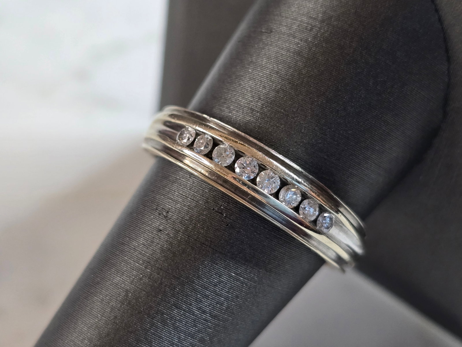 Mens Vintage Estate 14K White Gold Diamond Ring: A MENS VINTAGE ESTATE 14K WHITE GOLD DIAMOND RING. THE RING IS A SIZE 10.0 AND WEIGHS 5.0g. THERE ARE ABOUT .24cts OF DIAMONDS IN THIS RING. THE WIDTH OF THE RING IS 1/4". NO MARK OTHER THAN A MAKERS 