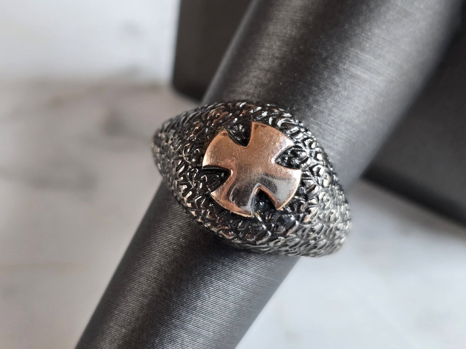 Womens Vintage Estate Sterling Silver Rose Gold Tone Cross Ring: A WOMENS VINTAGE ESTATE STERLING SILVER ROSE GOLD TONE CROSS RING. RING IS A SIZE 7.5 AND WEIGHS 6.6g. THE WIDTH OF THE RING IS 1/2". ANY QUESTIONS PLEASE DO NOT HESITATE TO ASK. BE SURE TO CHECK OUT 