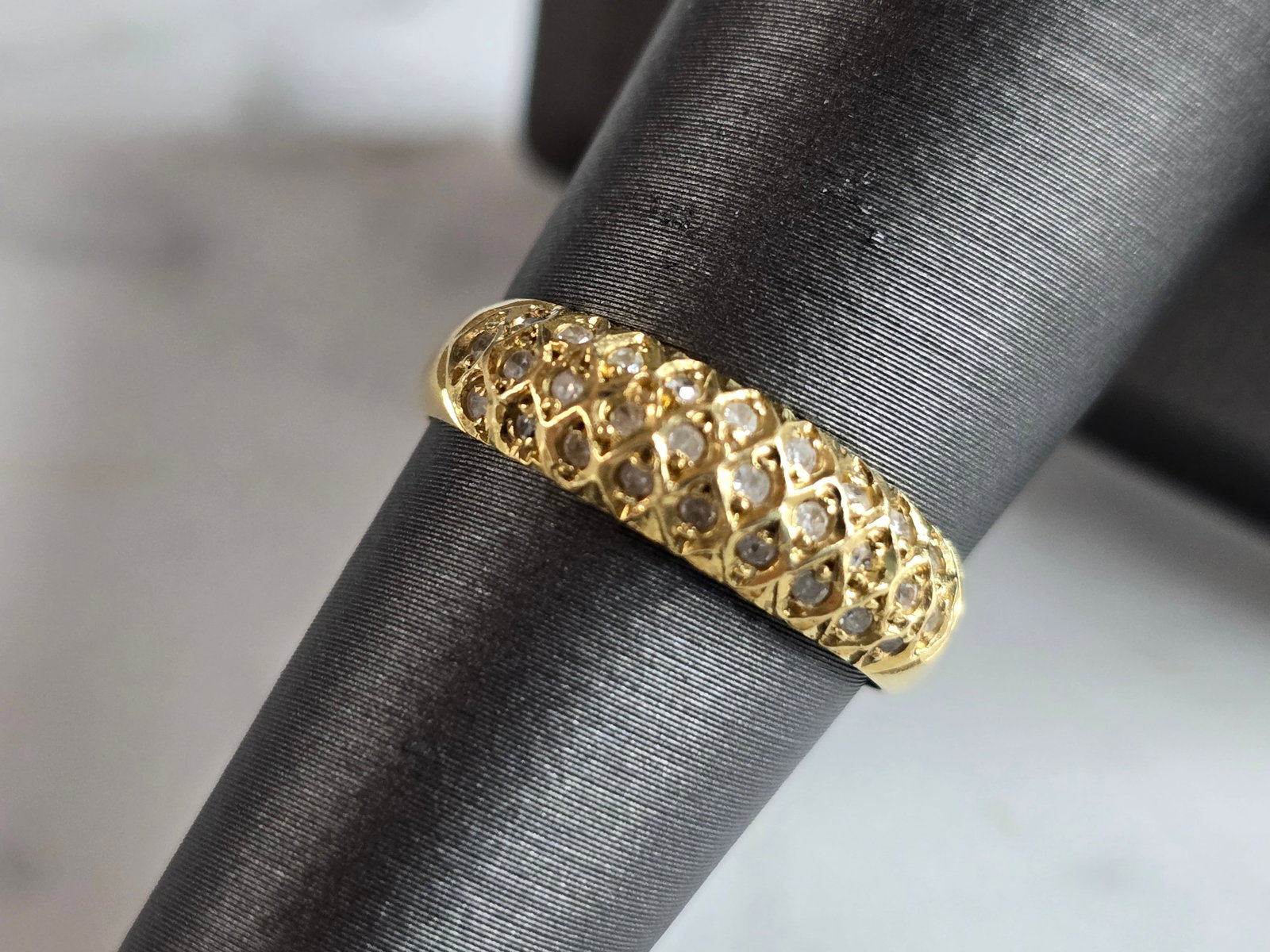 Womens Vintage Estate 18K Yellow Gold Diamond Ring: A WOMENS VINTAGE ESTATE 18K YELLOW GOLD DIAMOND RING, THAT WEIGHS 2.6g, AND IS A SIZE 6.75. THE WIDTH OF THE RING IS 3/16". THERE ARE 28 TINY DIAMONDS IN THIS RING. RING IS NOT MARKED BUT IT HAS BEEN 