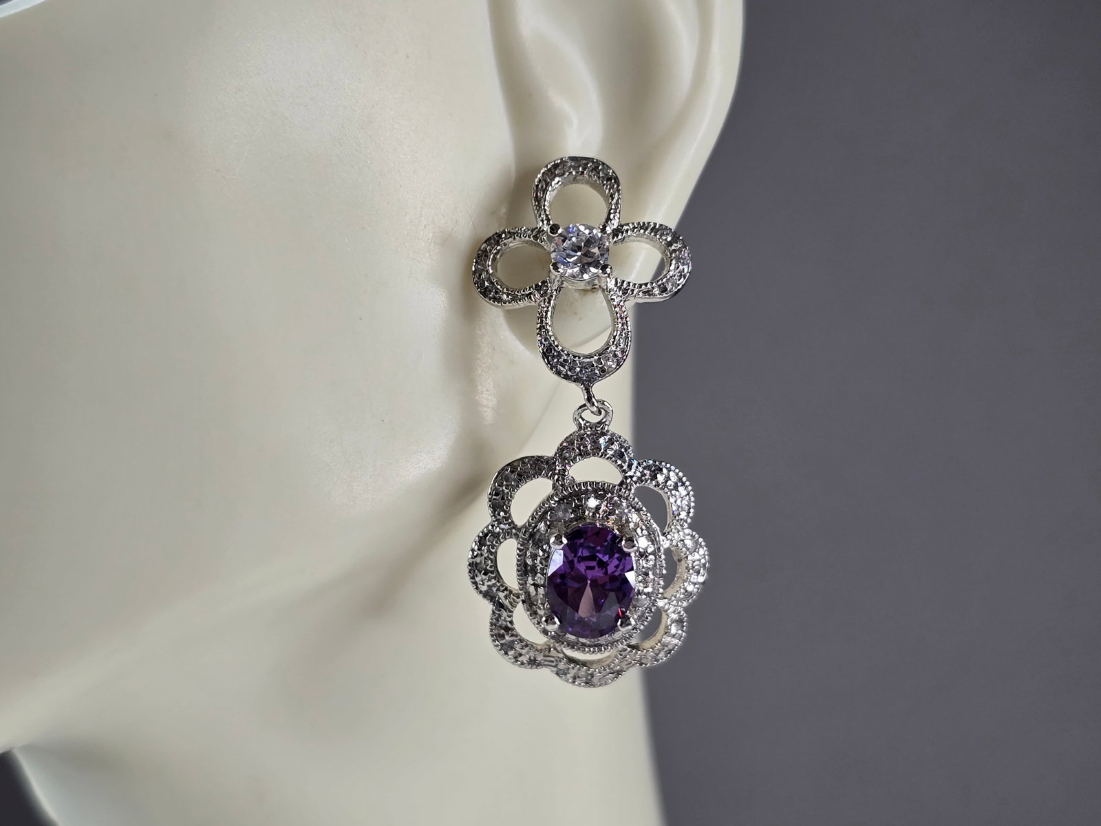 Womens Estate Sterling Silver Amethyst Earrings: A PAIR OF WOMENS ESTATE STERLING SILVER AMETHYST COLORED EARRINGS. EARRINGS WEIGH 8.4g, AND MEASURE 1 1/2" LONG BY 3/4" WIDE. NOT SURE IF STONES ARE NATURAL OR MANMADE. ANY QUESTIONS, PLEASE DO NOT HE