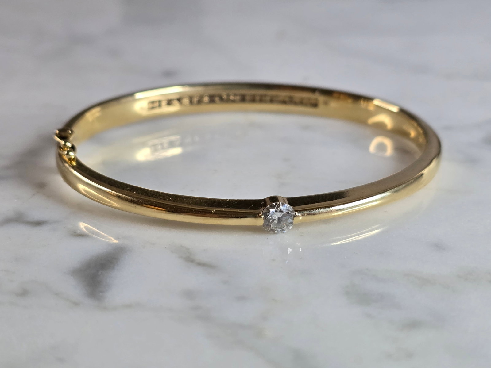 Womens Vintage Retired Hearts on Fire 18k Gold Diamond Bracelet: A WOMENS VINTAGE ESTATE 18k YELLOW GOLD DIAMOND BRACELET THAT WAS MADE BY HEARTS ON FIRE. BRACELET WEIGHS 25.8g AND MEASURES 6" FOR THE INNER CIRCUMFERENCE, BY 1/4" WIDE. THE DIAMOND IS ABOUT 0.40cts 
