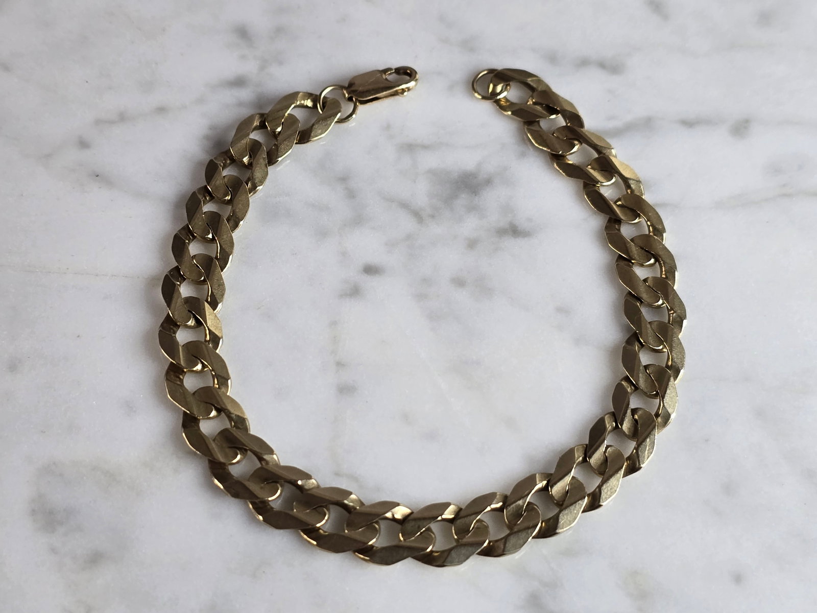 Mens Vintage Estate 14K Yellow Gold Cuban Link Bracelet: A MENS VINTAGE ESTATE 14K YELLOW GOLD CUBAN LINK BRACELET . BRACELET MEASURES 8" LONG BY 3/8" WIDE, AND WEIGHS 15.4g. THIS WOULD MAKE A LOVELY GIFT FOR THAT SOMEONE SPECIAL. ANY QUESTIONS, PLEASE ASK.