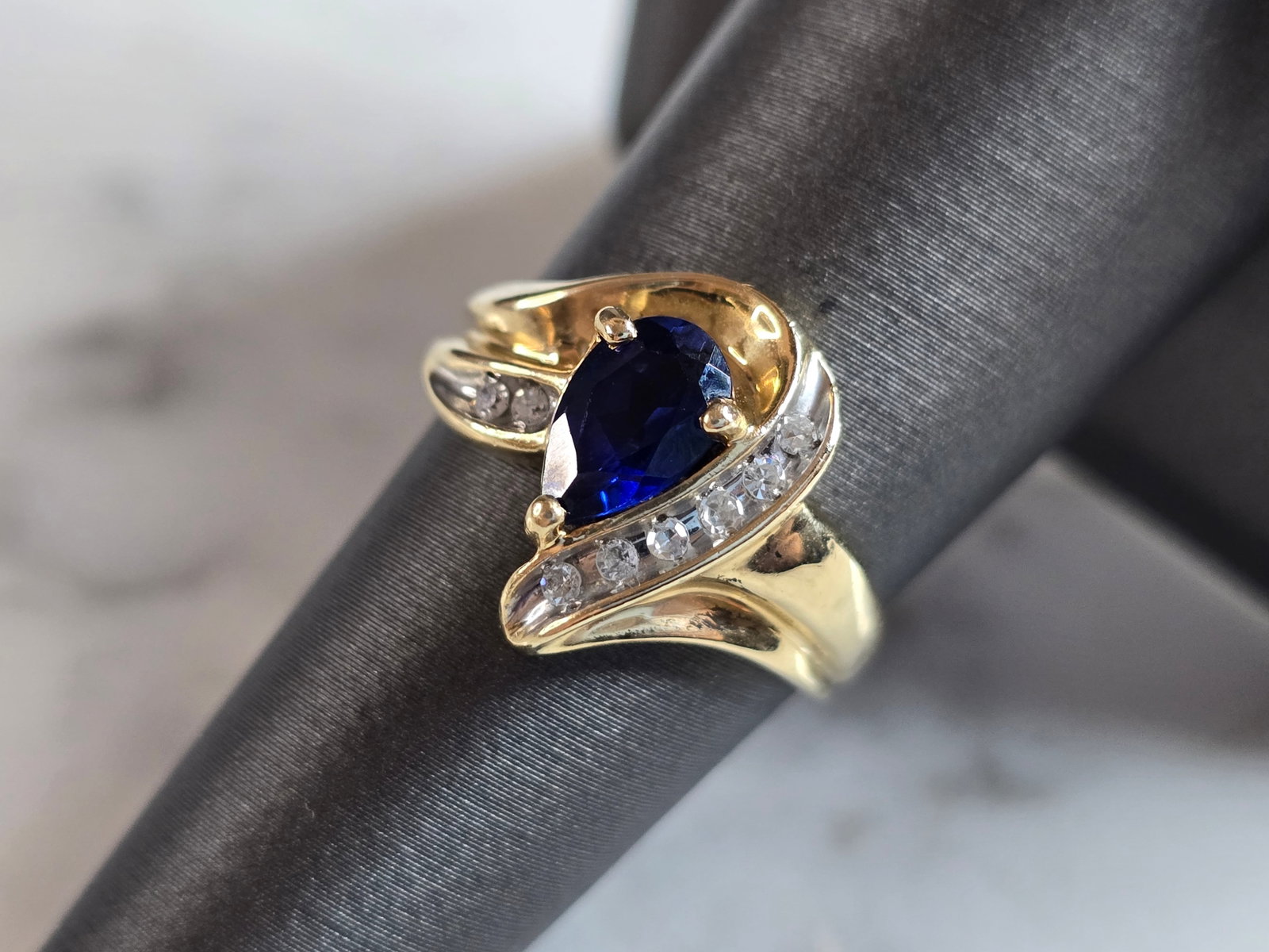 Womens Vintage Estate 10K Gold Diamond & Sapphire Ring: A WOMENS VINTAGE ESTATE 10K GOLD SAPPHIRE AND DIAMOND RING. THE RING IS A SIZE 7.0, AND WEIGHS 3.2g. THERE ARE ABOUT .08cts OF DIAMONDS, AND THE SAPPHIRE IS ABOUT .75cts. NOT SURE IF THE SAPPHIRE IS N