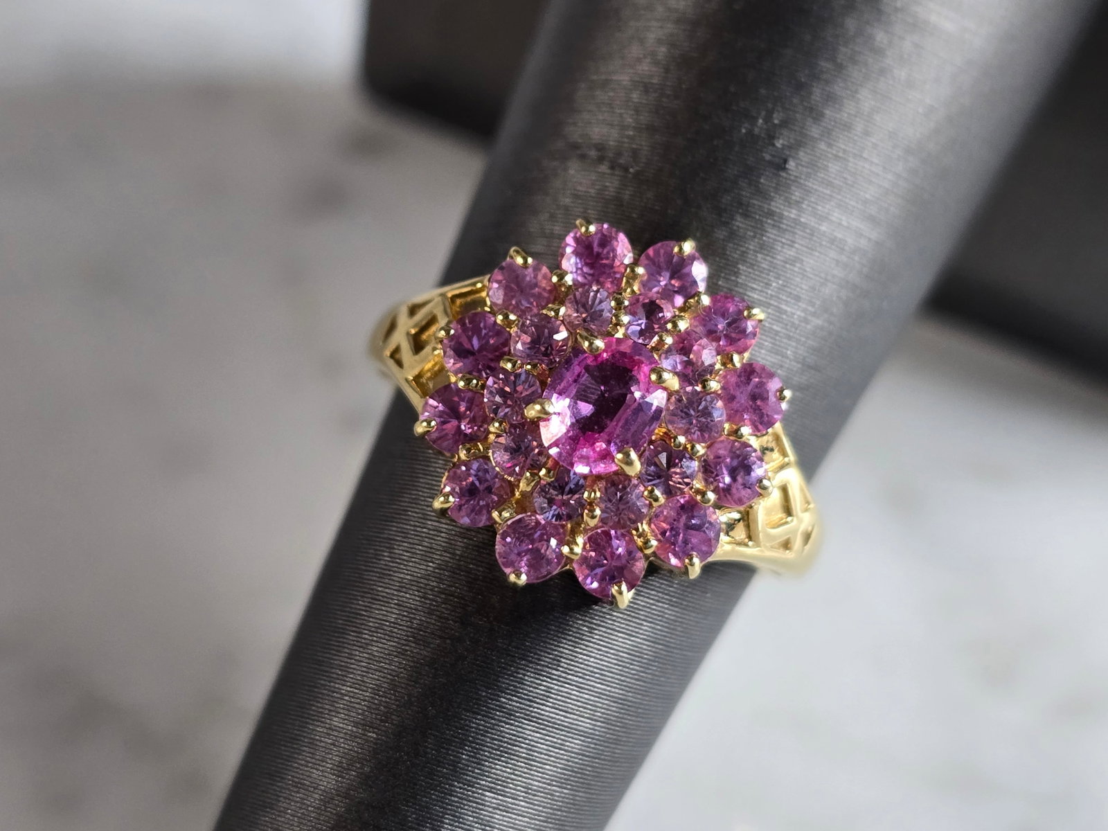 Womens Vintage Estate 14k Yellow Gold Rhodolite ? Ring: A WOMENS VINTAGE ESTATE 14K GOLD RING WITH WHAT APPEARS TO BE RHODOLITE STONES. RING IS A SIZE 6.0 AND WEIGHS 2.7g. THE WIDTH OF THE RING IS 1/2". THE RING MAKES A BEAUTIFUL GIFT FOR THAT SOMEONE SPEC