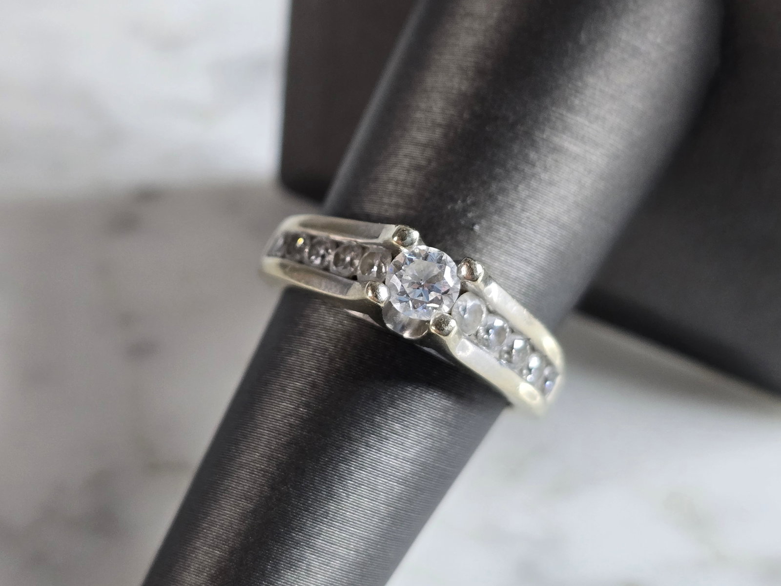 Womens Vintage Estate 14K White Gold Diamond Ring: A WOMENS VINTAGE ESTATE 14K WHITE GOLD DIAMOND RING. THE RING IS A SIZE 7.25 AND WEIGHS 5.7g. THERE ARE ABOUT 1.1cts OF DIAMONDS. RING IS MARKED "14K". THE WIDTH OF THE RING IS 1/4". THE RING MAKES A 