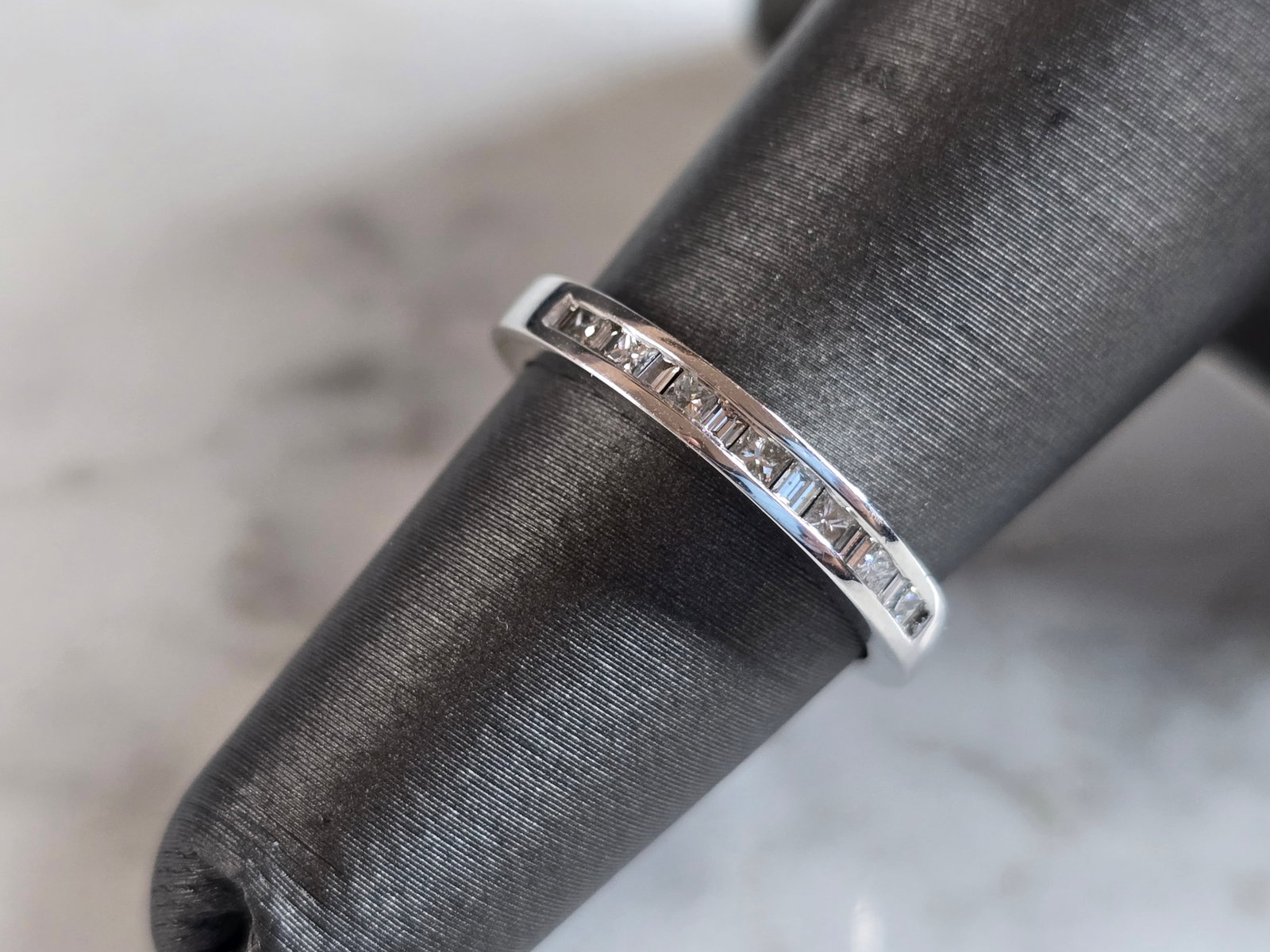 Womens Vintage Estate 14k White Gold Diamond Ring: A WOMENS VINTAGE ESTATE 14K WHITE GOLD DIAMOND RING. THE RING WEIGHS 2.5g, AND IS A SIZE 5.0 THE CARAT WEIGHT OF THE DIAMONDS ARE ABOUT .18cts. THE WIDTH OF THE RING IS 1/8". ANY QUESTIONS PLEASE ASK 