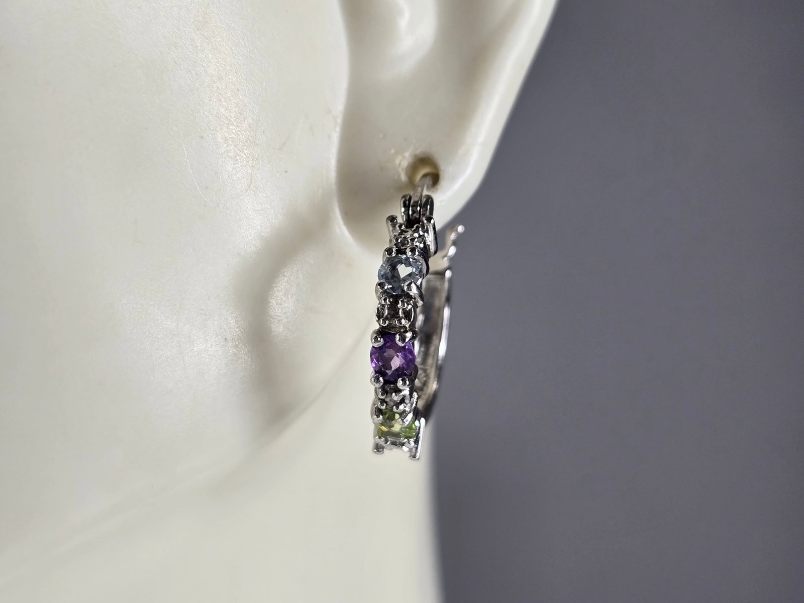 Womens Estate Sterling Silver Multi Stone Hoop Earrings: A PAIR OF WOMENS ESTATE STERLING SILVER MULTI STONE HOOP EARRINGS. EARRINGS MEASURE ABOUT 5/8" BY 1/8". THE EARRINGS WEIGH 2.9g. NOT SURE IF STONES ARE NATURAL OR MANMADE. MAKES A LOVELY GIFT FOR THAT