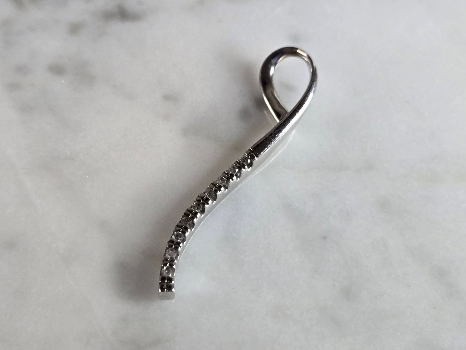 Womens Vintage Estate 10K White Gold Diamond Journey Pendant: A WOMENS VINTAGE ESTATE 10K WHITE GOLD MODERNIST DIAMOND JOURNEY PENDANT. PENDANT WEIGHS 1.9g, AND MEASURES 1 3/8" BY 1/4". THERE ARE ABOUT .09cts OF DIAMONDS. WOULD MAKE A LOVELY GIFT FOR THAT SOMEON