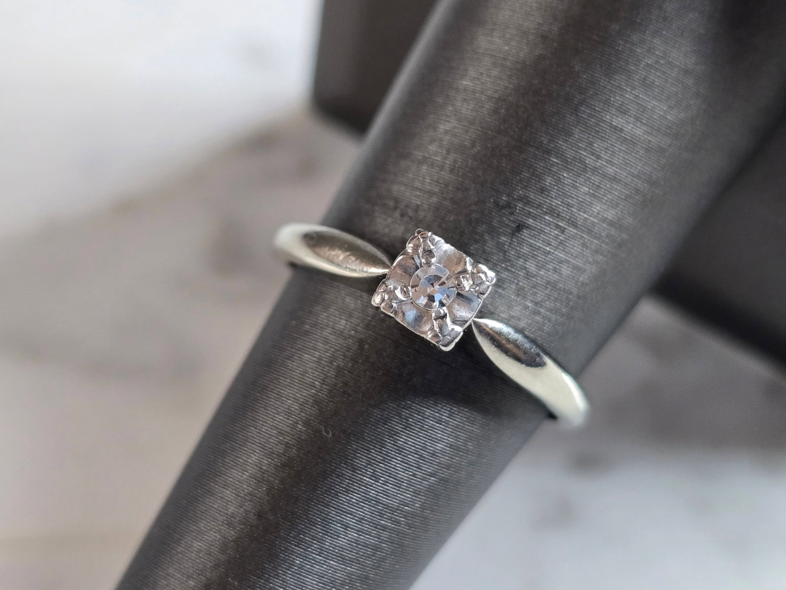 Womens Vintage Estate 14K White Gold Diamond Ring: A WOMENS VINTAGE ESTATE 14K WHITE GOLD DIAMOND RING. THE RING IS A SIZE 7.25 AND WEIGHS 2.5g. DIAMOND IS ABOUT .07cts. THE WIDTH OF THE RING IS 3/16". RING MAKES A BEAUTIFUL GIFT FOR THAT SOMEONE SPEC