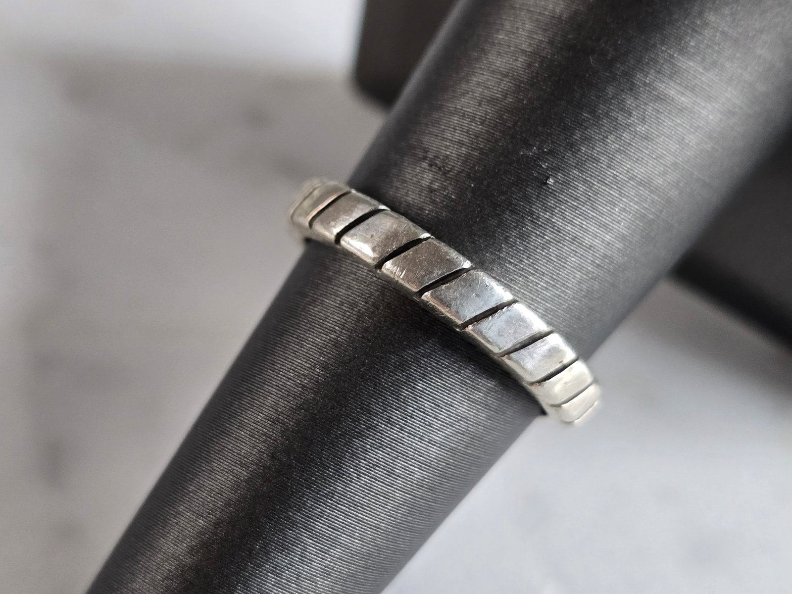 Womens Vintage Estate Sterling Silver Modernist Ring: A WOMENS VINTAGE ESTATE STERLING SILVER MODERNIST RING. RING WEIGHS 3.3g AND IS A SIZE 7.0. THE WIDTH OF THE RING IS 1/8". THIS WOULD MAKE A NICE GIFT FOR THAT SOMEONE SPECIAL. ANY QUESTIONS PLEASE DO