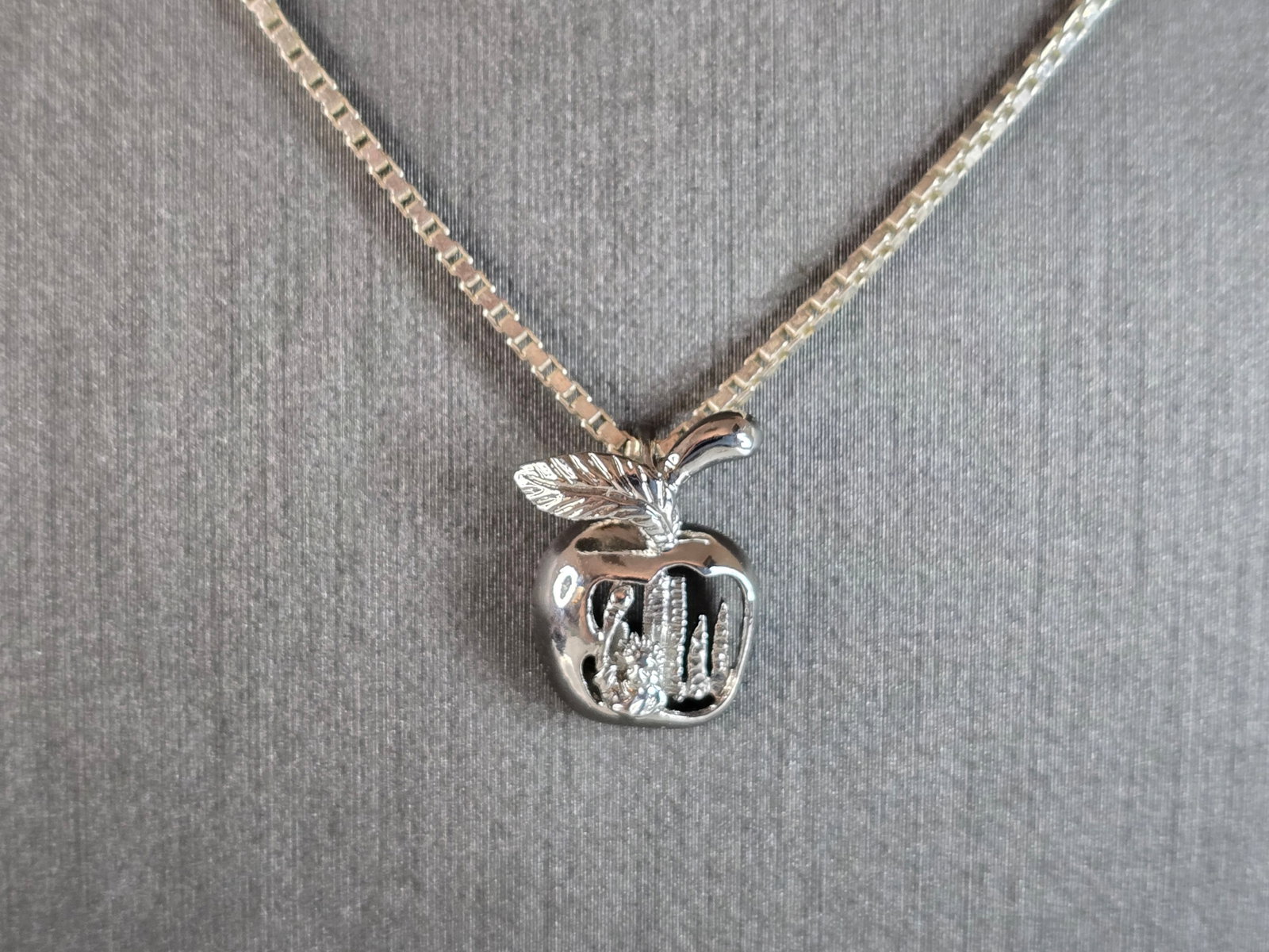 Womens Vintage Estate Sterling Silver Necklace w/ Big Apple NYC Pendant (1 of 4)
