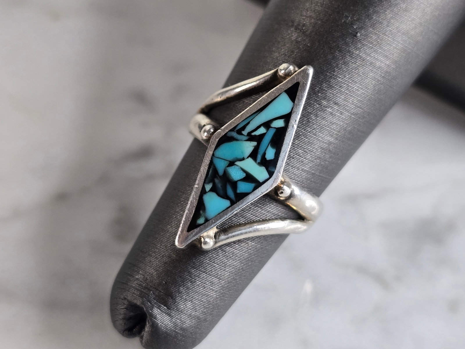 Womens Vintage Estate Sterling Silver Modernist Turquoise Ring: A WOMENS VINTAGE ESTATE STERLING SILVER MODERNIST TURQUOISE RING. THE RING WEIGHS 3.4g, AND IS A SIZE 4.75. THE LENGTH OF THE RING IS 7/8". RING IS NOT MARKED BUT IT HAS BEEN TESTED AND IS GUARANTEED 