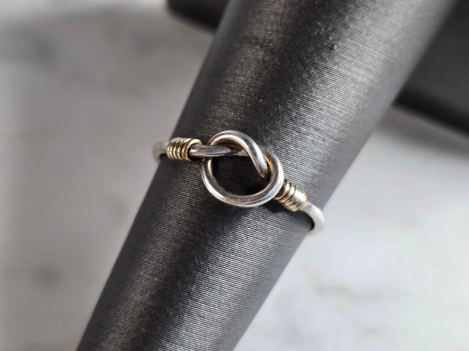 Womens Vintage Estate Sterling Silver Lovers Knot Ring: A WOMENS VINTAGE ESTATE STERLING SILVER LOVERS KNOT RING. RING SIZE IS A 5.0 AND WEIGHS 1.0g. THE WIDTH OF THE RING IS 1/4". RING IS NOT MARKED BUT IT HAS BEEN TESTED AND IS GUARANTEED TO BE AS DESCRI