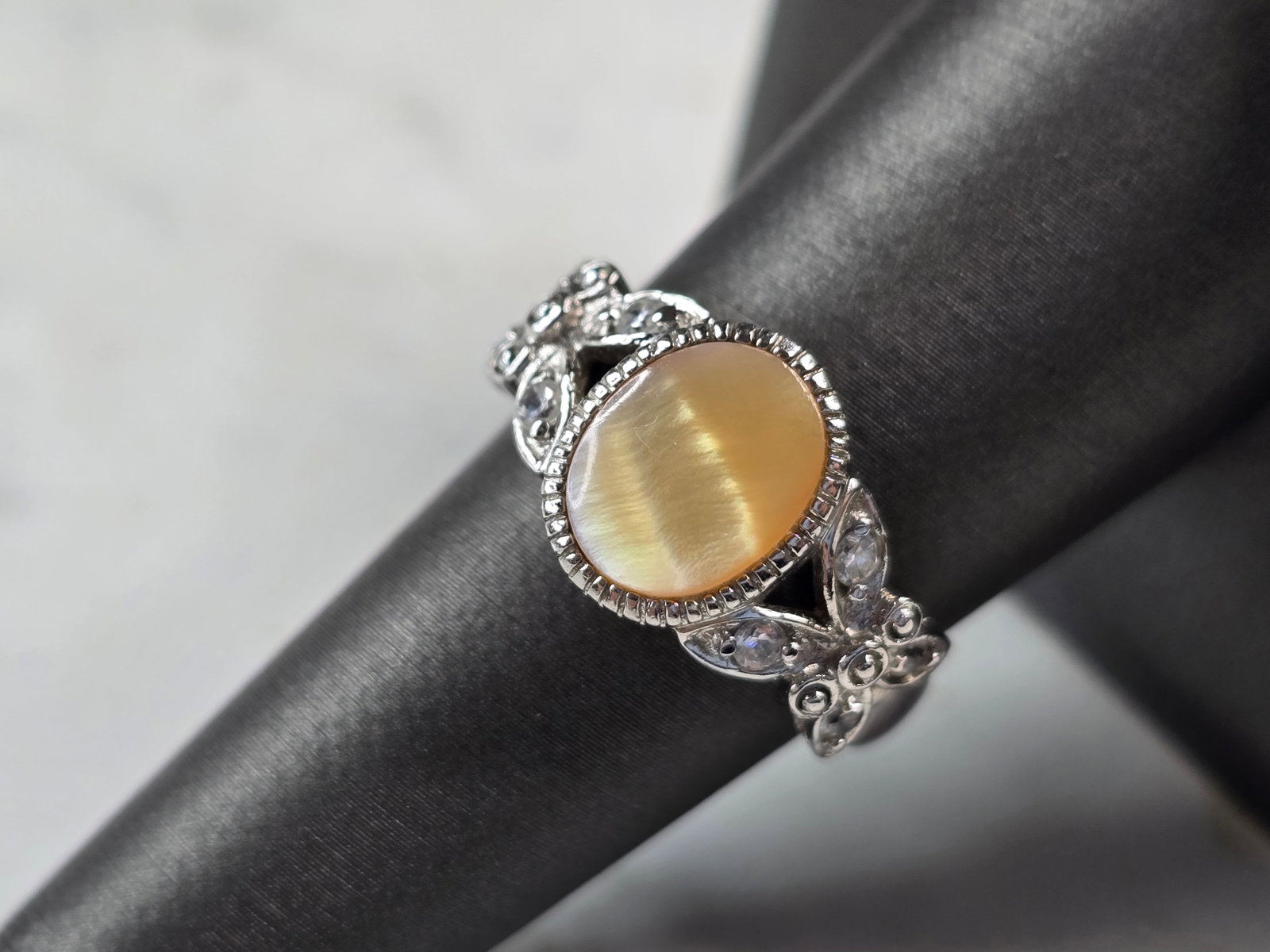 Womens Vintage Estate Sterling Silver Chrysoberyl CZ Ring: A WOMENS VINTAGE ESTATE STERLING SILVER CHRYSOBERYL RING ACCENTED WITH CZ. NOT SURE IF STONE IS NATURAL OR MAN MADE. THE RING WEIGHS 4.4g, AND IS A SIZE 8.0. THE WIDTH OF THE RING IS 1/2". ANY QUESTIO
