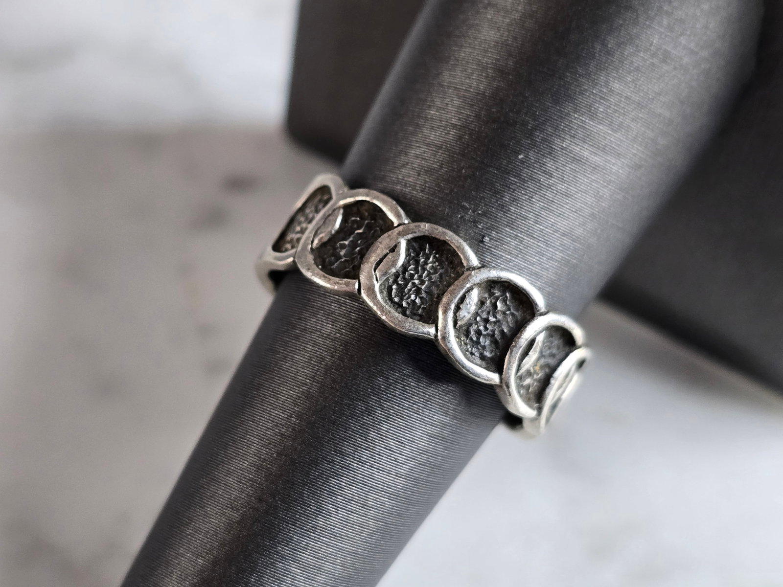 Womens Vintage Estate Sterling Silver Modernist Ring: A WOMENS VINTAGE ESTATE STERLING SILVER MODERNIST RING. RING SIZE IS 8.25, AND WEIGHS 4.3g. THE WIDTH OF THE RING IS 1/4". THIS WOULD MAKE A NICE GIFT FOR THAT SOMEONE SPECIAL. ANY QUESTIONS PLEASE DO