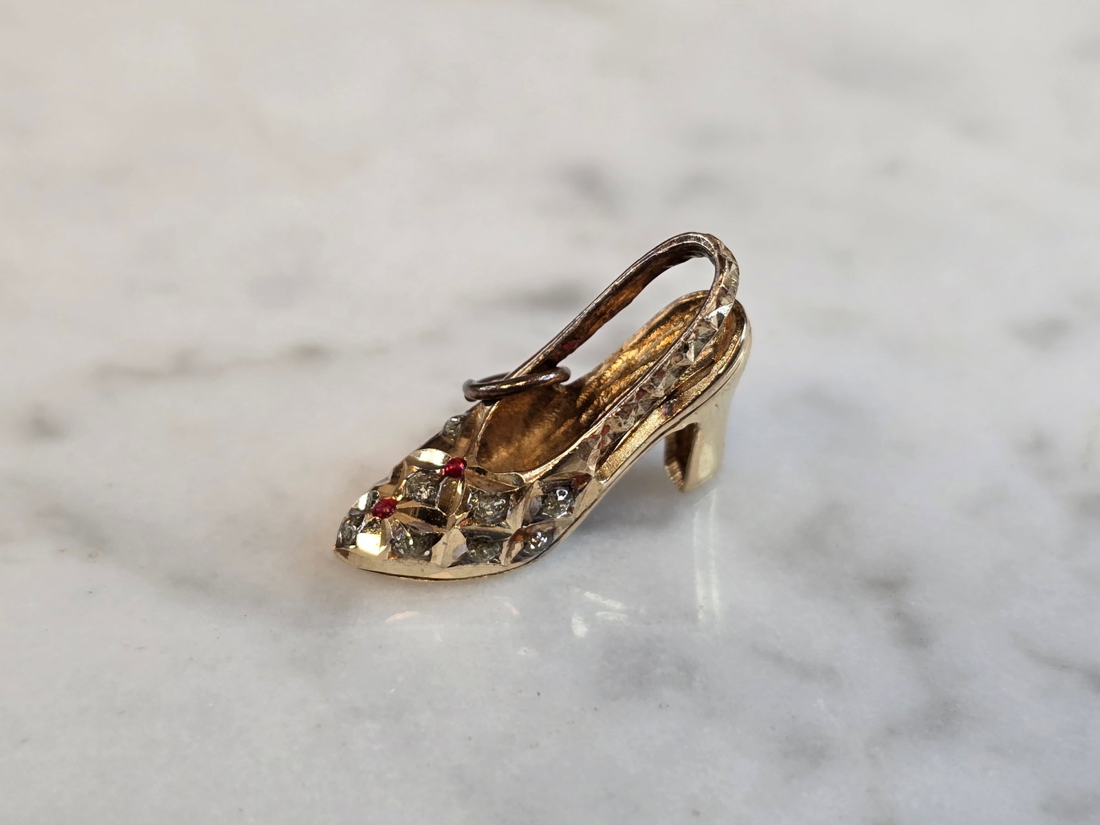 Womens Vintage Estate 14K Yellow Gold High Heel Shoe Pendant: A WOMENS VINTAGE ESTATE 14K YELLOW GOLD HIGH HEEL SHOE PENDANT. PENDANT WEIGHS 2.3g, AND MEASURES 3/4" BY 1/4". WOULD MAKE A LOVELY GIFT FOR THAT SOMEONE SPECIAL. ANY QUESTIONS PLEASE ASK. BE SURE TO 