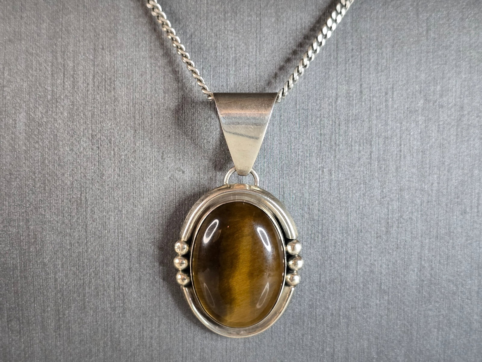 Womens Vintage Estate Sterling Silver Tiger's Eye Pendant Necklace: A WOMENS VINTAGE ESTATE STERLING SILVER TIGER'S EYE PENDANT WITH NECKLACE. NECKLACE MEASURES 20 1/4" LONG AND THE PENDANT MEASURES 1 7/8" BY 1", TOGETHER THEY WEIGH 19.8g. WOULD MAKE A NICE GIFT FOR T