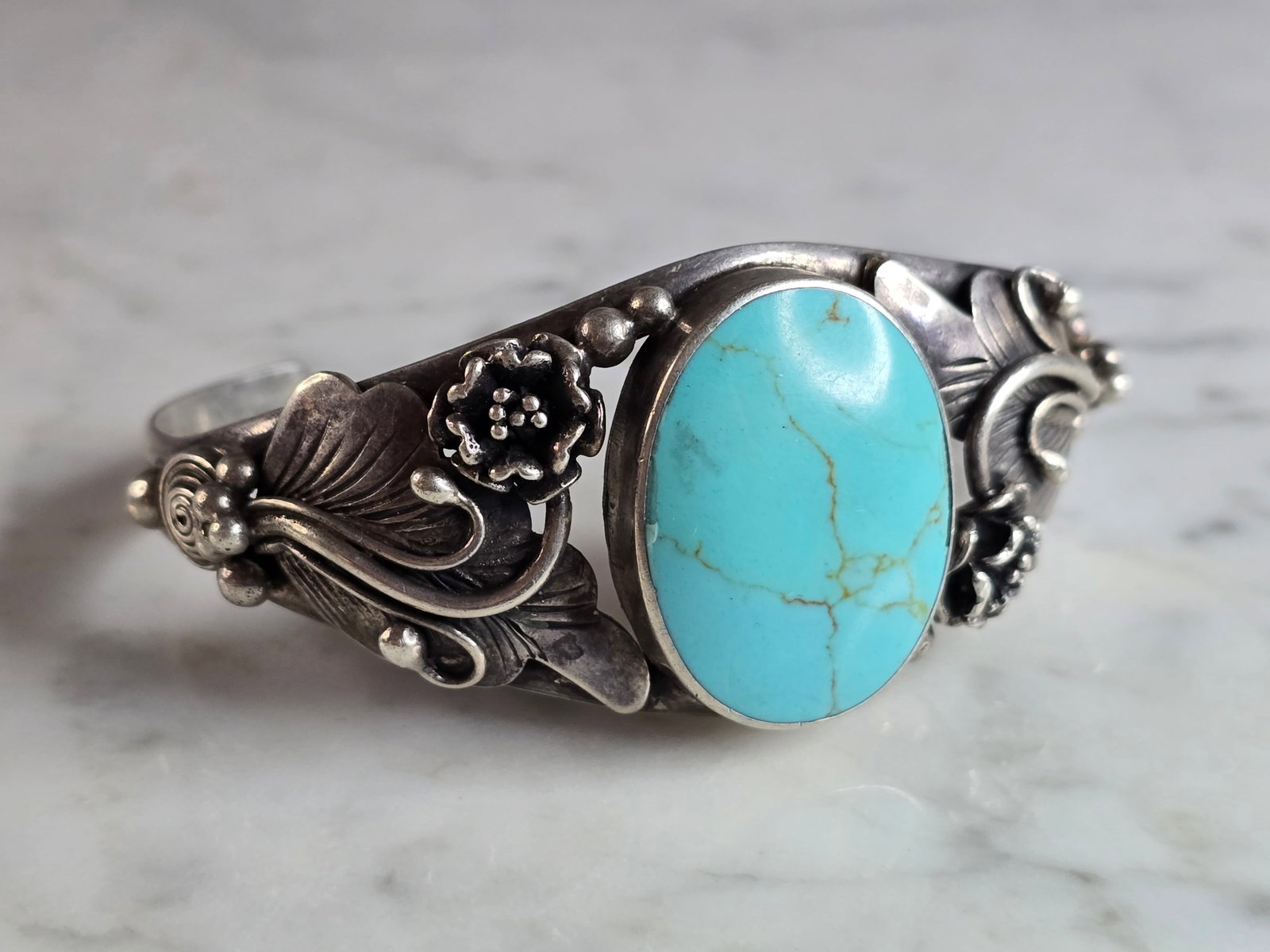 Womens Vintage Estate Sterling Silver Southwestern Turquoise Cuff Bracelet: A WOMENS VINTAGE ESTATE STERLING SILVER SOUTHWESTRN TURQUOISE CUFF BRACELET. INSIDE CIRCUMFERENCE OF THE BRACELET MEASURES 7 1/4" . THE WIDTH OF THE FACE IS 1 1/4". BRACELET WEIGHS 39.7g. THIS WOULD M