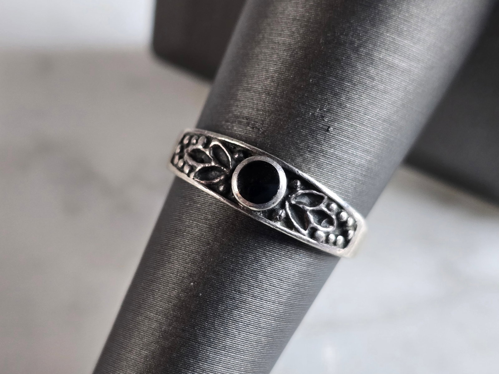 Womens Vintage Estate Sterling Silver Modernist Onyx Ring: A WOMENS VINTAGE ESTATE STERLING SILVER MODERNIST ONYX RING. RING SIZE IS 7.25, AND WEIGHS 2.2g. THE WIDTH OF THE RING IS 3/16". THIS WOULD MAKE A NICE GIFT FOR THAT SOMEONE SPECIAL. ANY QUESTIONS PLE
