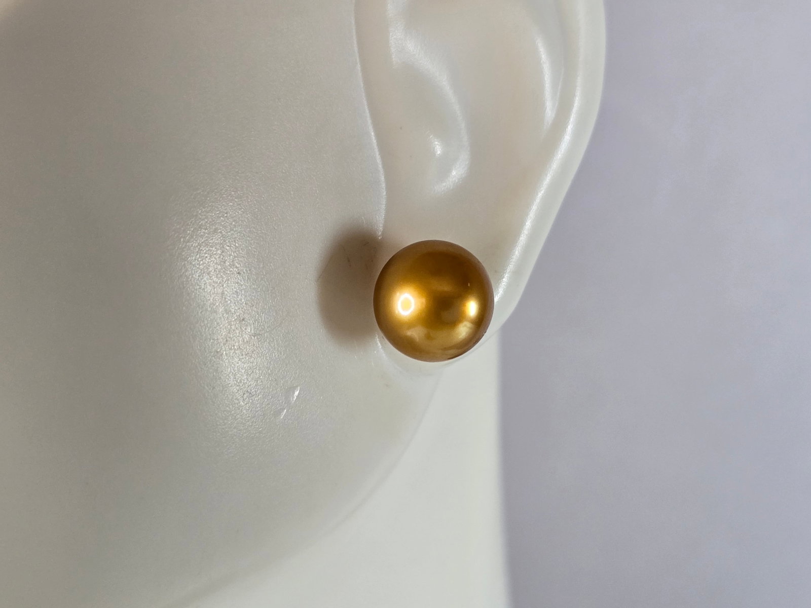 Womens Vintage Estate Sterling Silver Gold Tone Stud Earrings: A PAIR OF WOMENS STERLING SILVER GOLD TONE STUD EARRINGS THAT WEIGH 2.2g AND MEASURES 5/8" BY 3/8". ANY QUESTIONS, PLEASE DO NOT HESITATE TO ASK. BE SURE TO CHECK OUT SOME OF MY OTHER GREAT ITEMS UP F