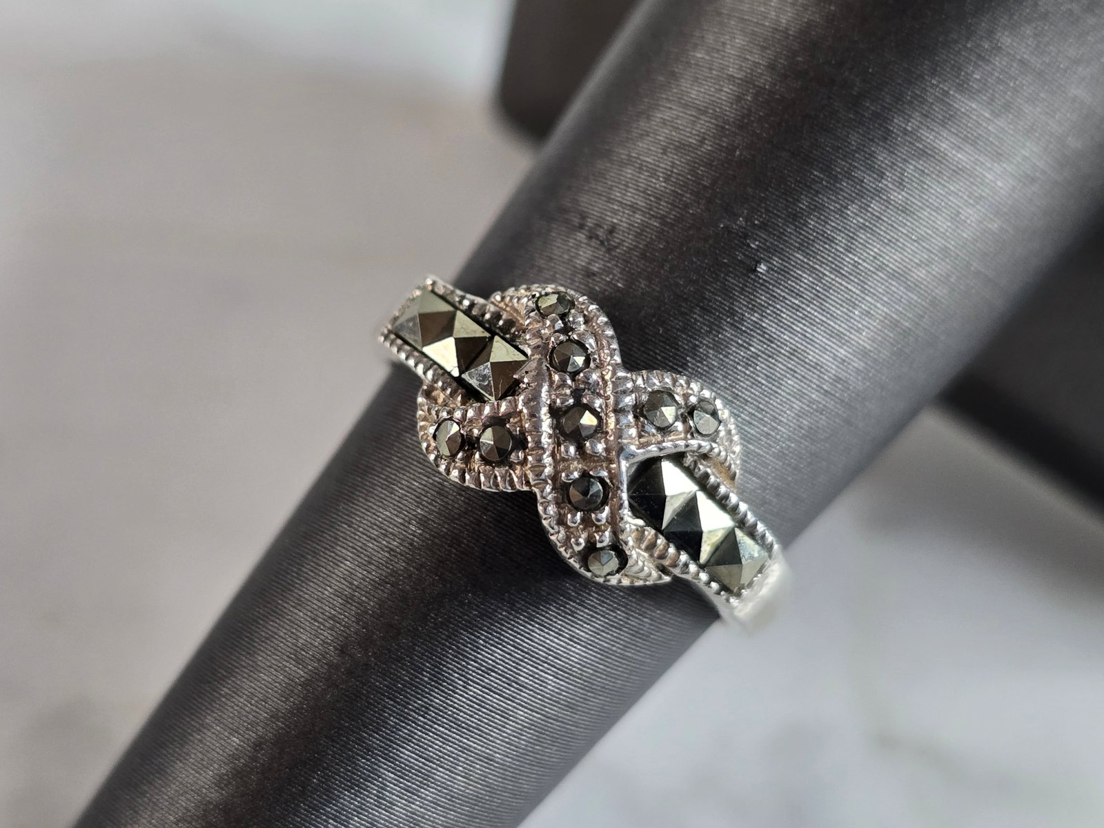 Womens Vintage Estate Sterling Silver Bow Ring: A WOMENS VINTAGE ESTATE STERLING SILVER BOW RING. THE RING WEIGHS 3.6g, AND IS A SIZE 6.75. THE WIDTH OF THE RING IS 3/8". ANY QUESTIONS, PLEASE DO NOT HESITATE TO ASK. THIS MAKES A WONDERFUL GIFT FOR