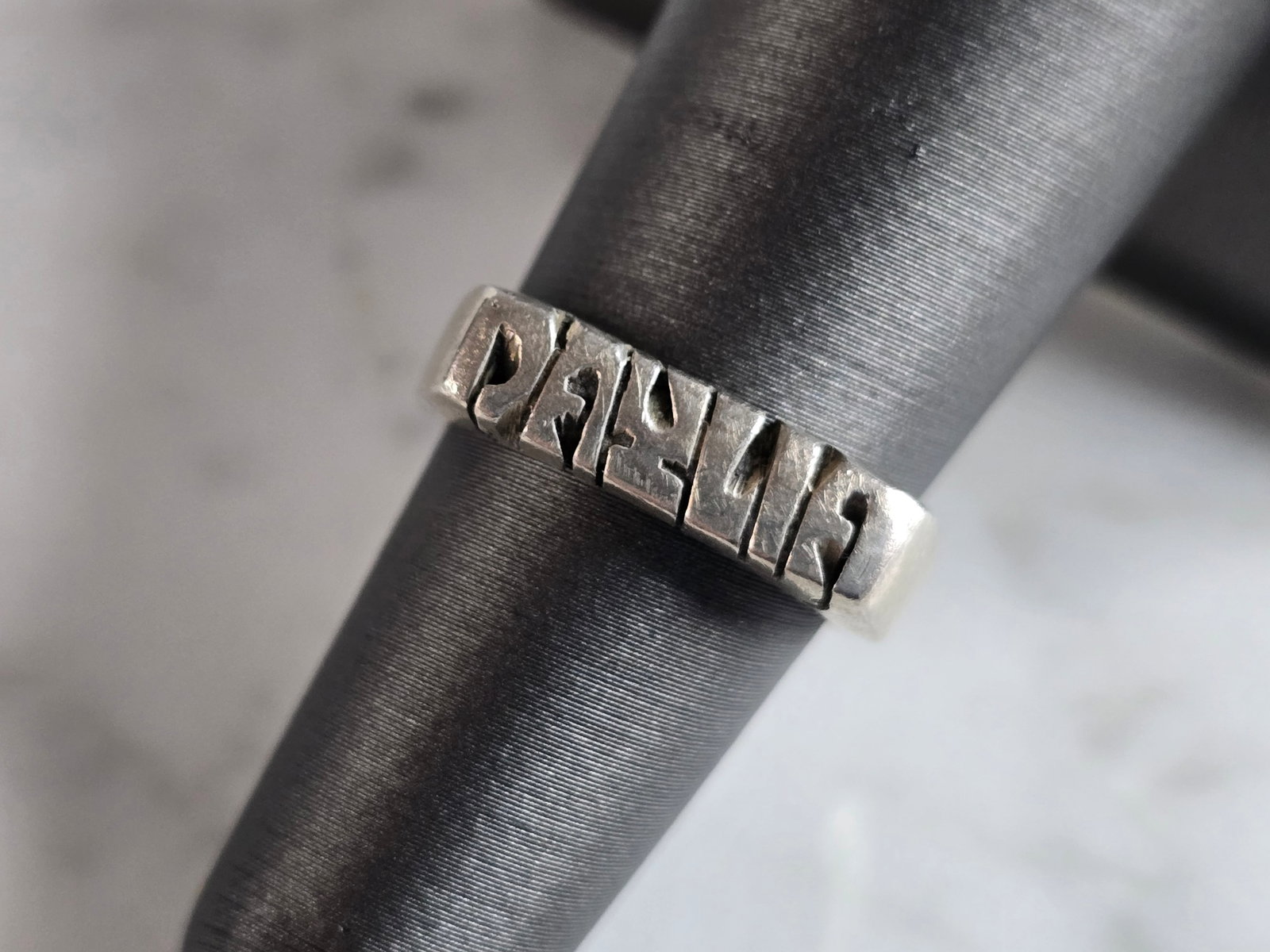 Womens Vintage Estate Sterling Silver " DAYLIA " Ring: A WOMENS VINTAGE ESTATE STERLING SILVER RING WITH THE NAME "DAYLIA" ON THE FACE. THE RING WEIGHS 4.6g AND IS A SIZE 6.0. THE WIDTH OF THE RING IS 1/8". THIS RING WOULD BE A WONDERFUL GIFT FOR THAT SPE
