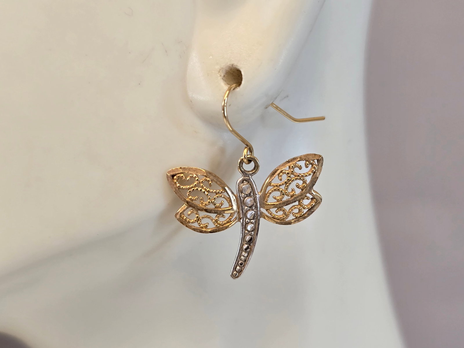 Pr Womens Vintage Estate 10K Multi Tone Gold Dragonfly Earrings: A PAIR OF WOMENS VINTAGE ESTATE 10K YELLOW AND WHITE GOLD DRAGONFLY EARRINGS . THE EARRINGS WEIGH 1.3g, AND MEASURE 7/8" LONG BY 3/4" WIDE. ANY QUESTIONS, PLEASE DON'T HESITATE TO ASK. BE SURE TO CHEC